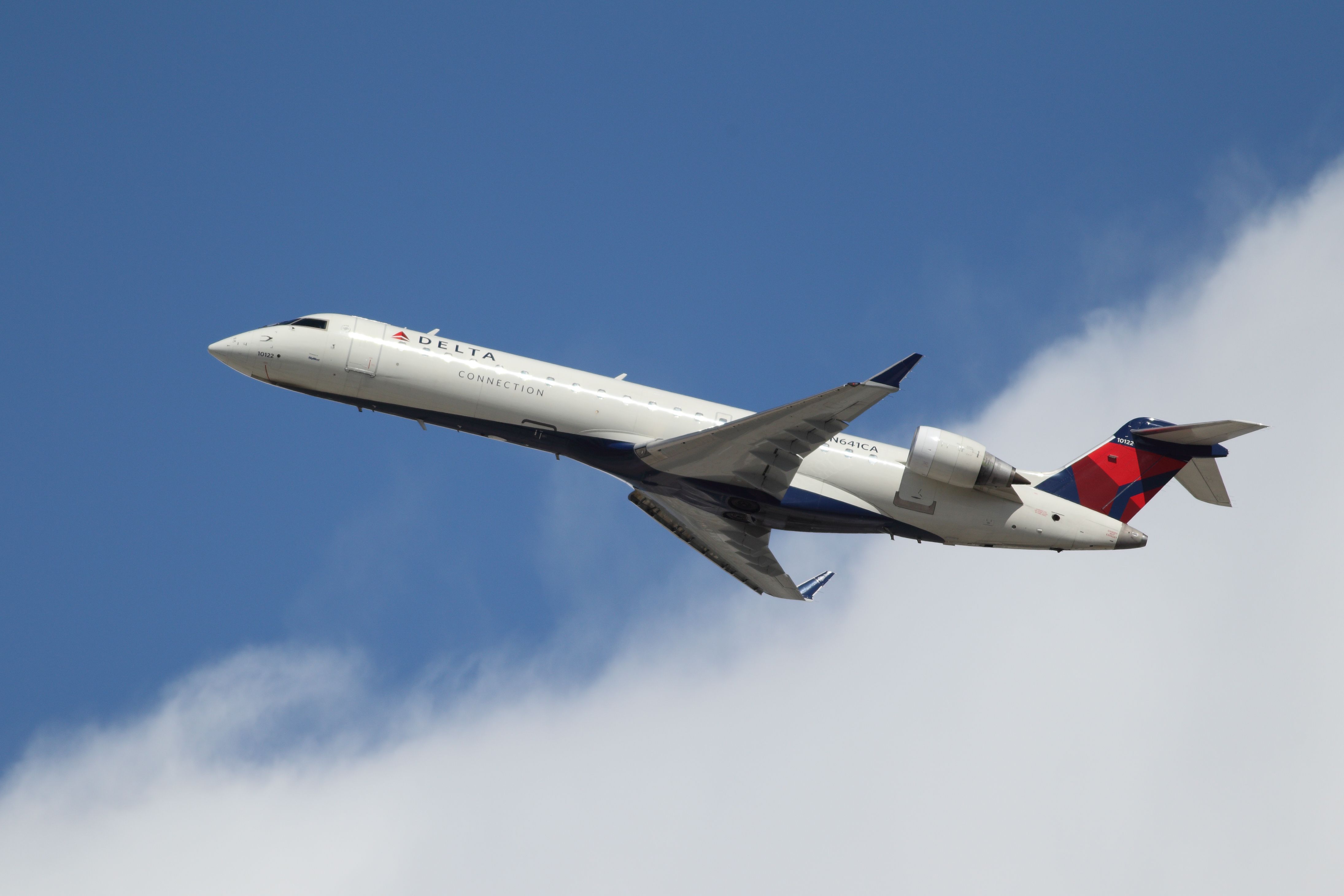 Delta Connection CRJ700 shutterstock_131071835