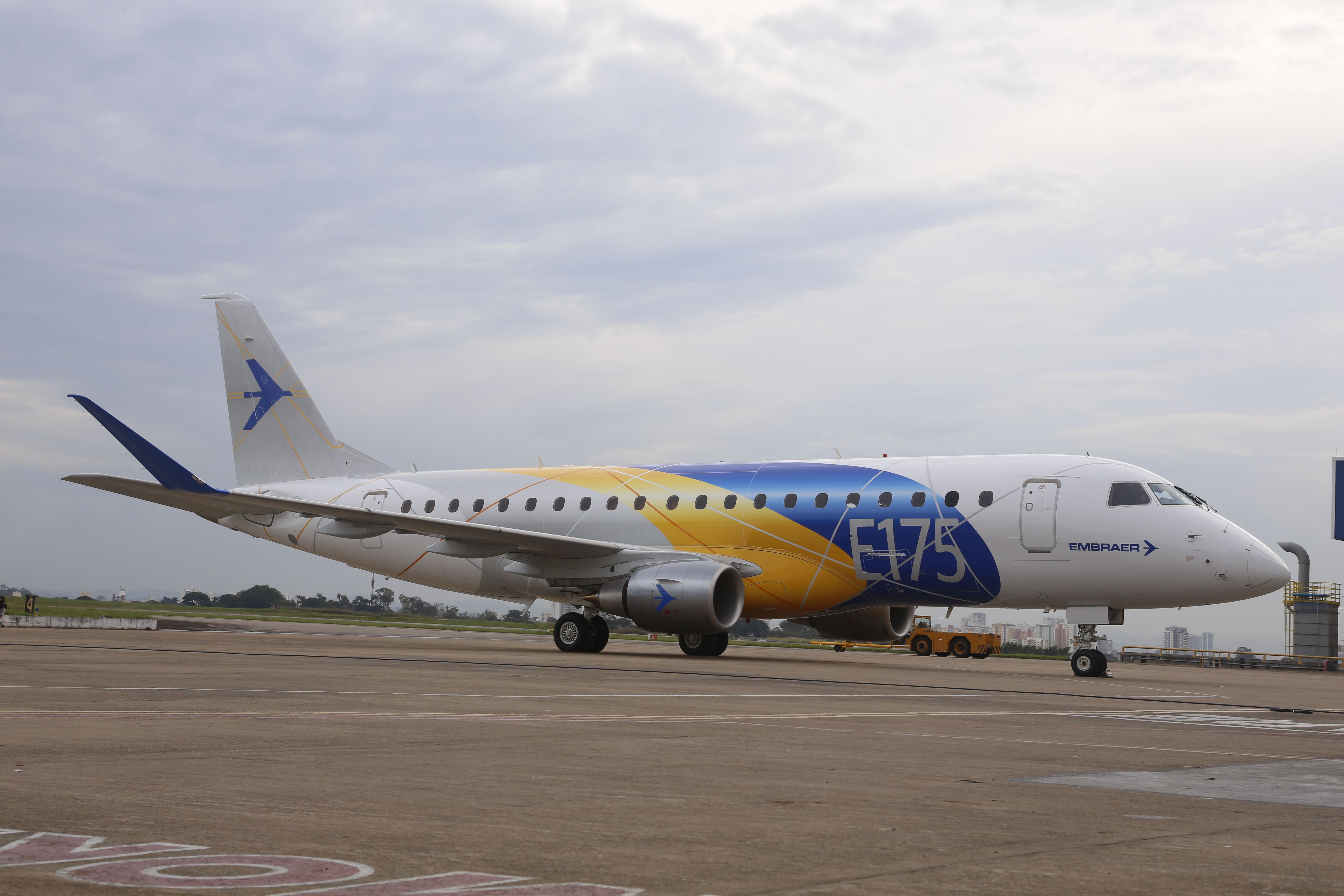 Embraer E175