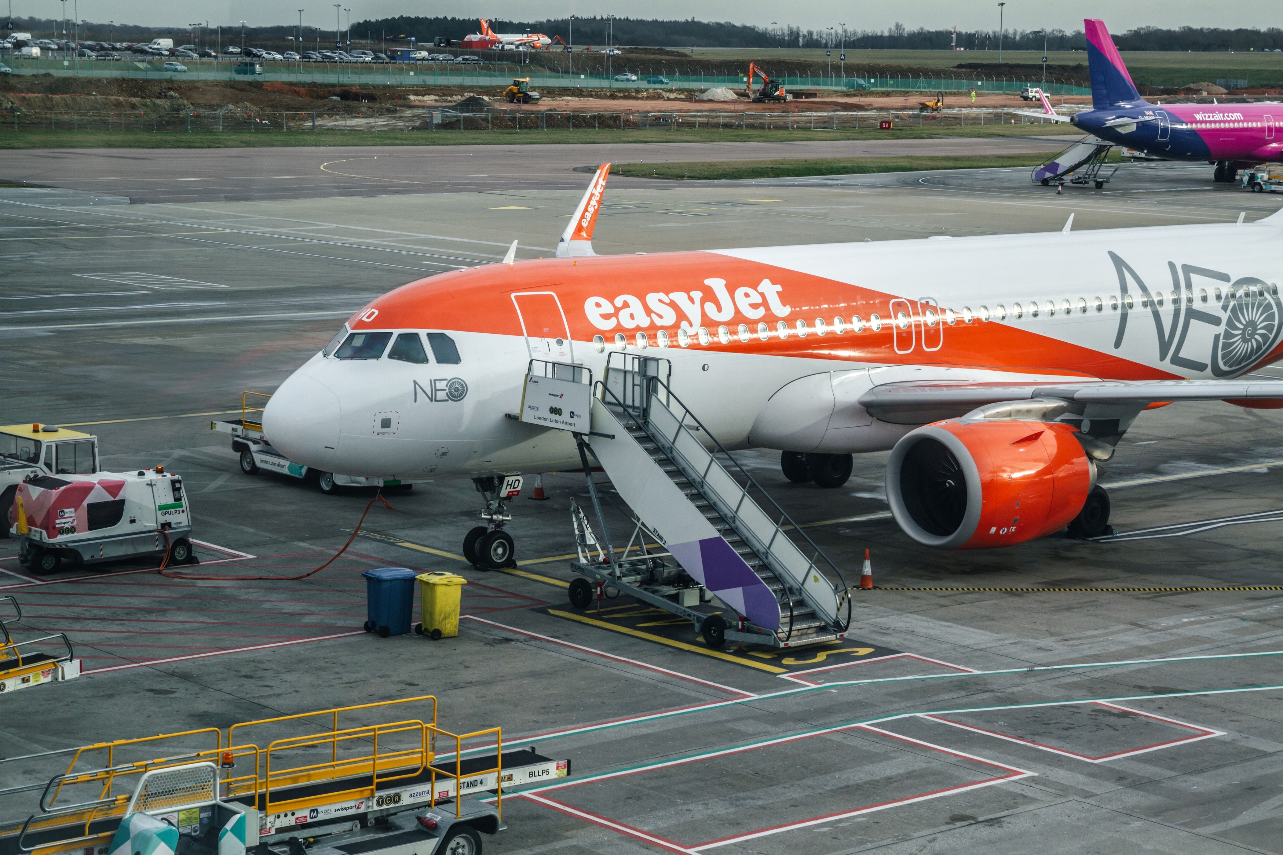 easyJet Airbus A320neo at LTN shutterstock_2080187779