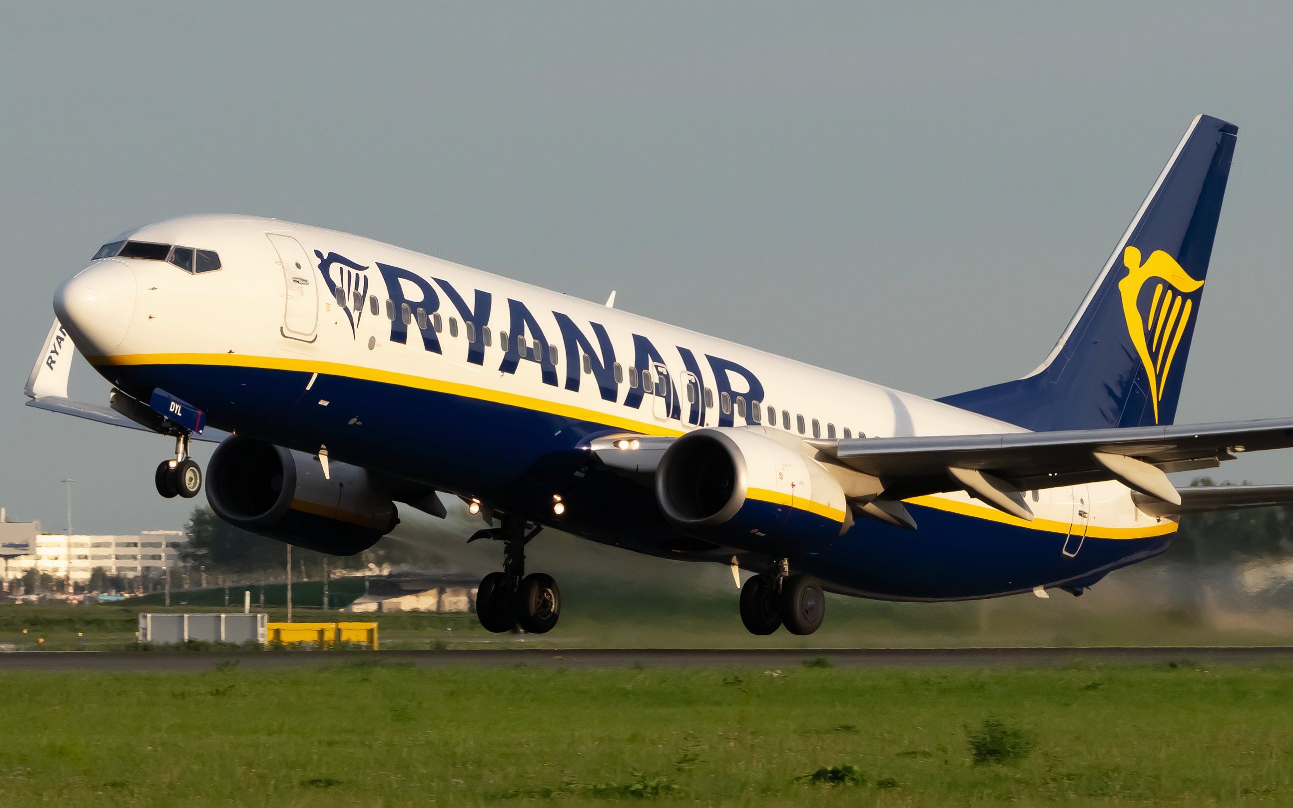 EI-DYL Ryanair Boeing 737-8AS (2) (1)