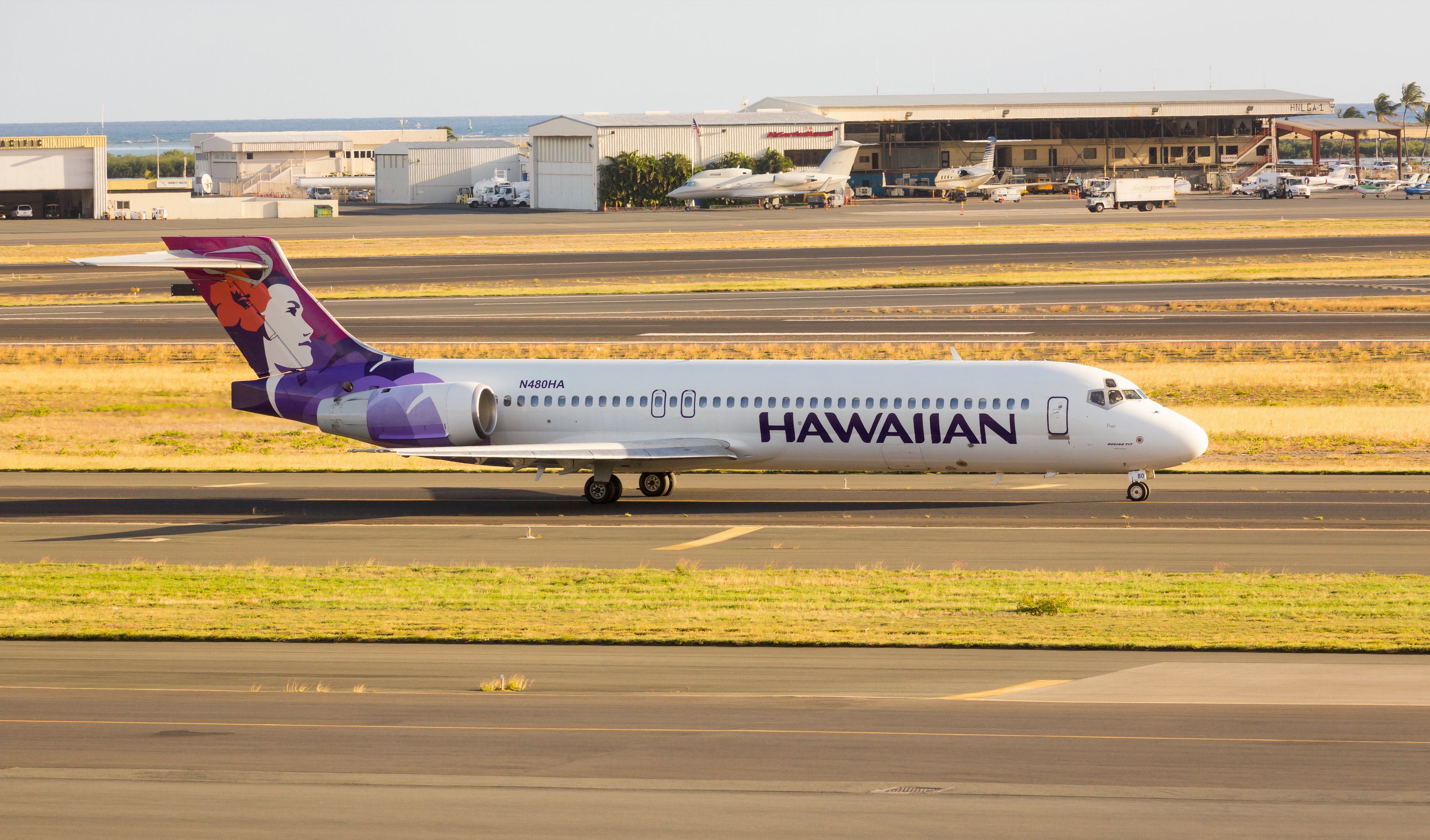 Hawaiian B717 on the ground 