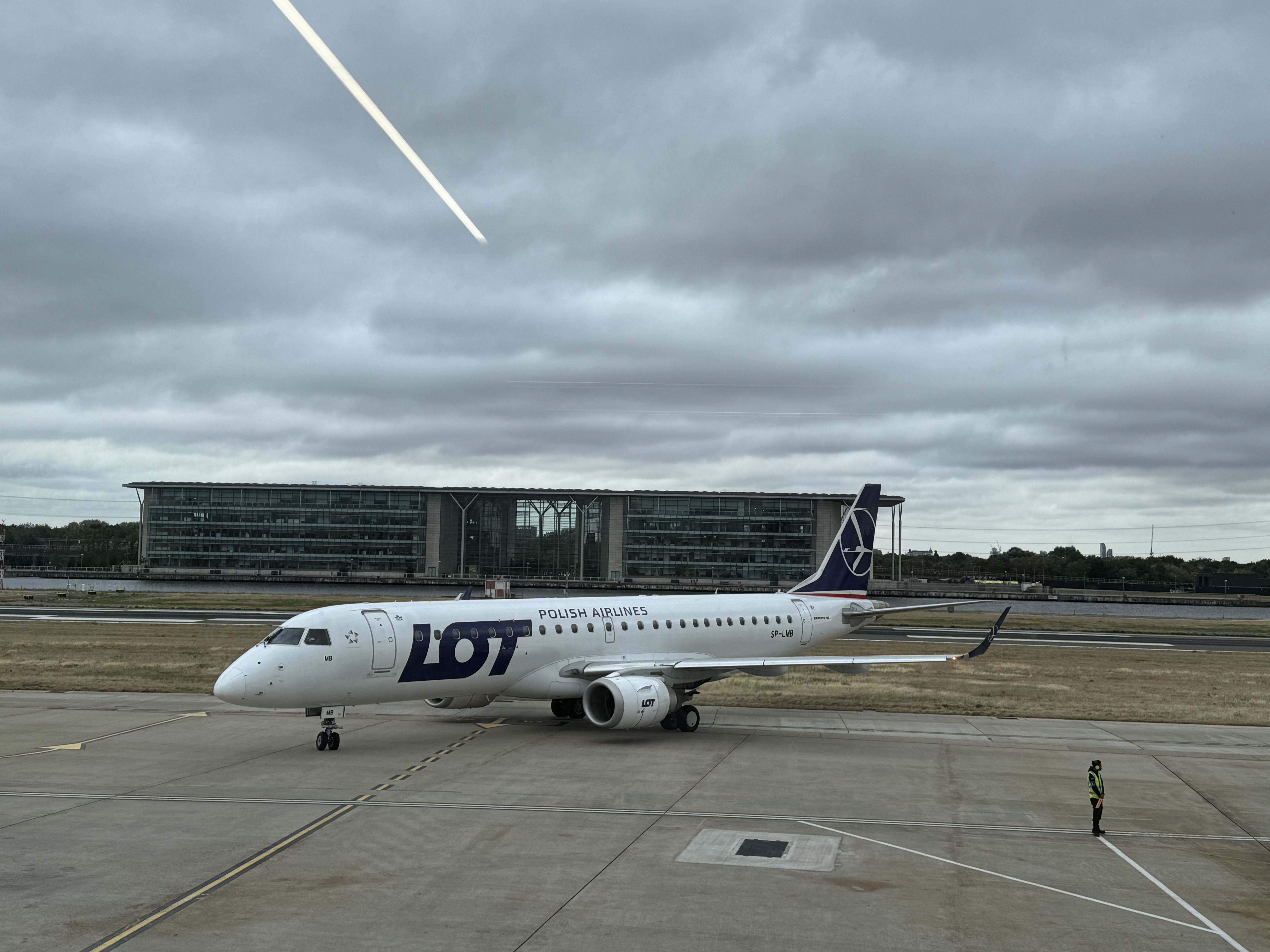 LOT Embraer E190 at LCY airport