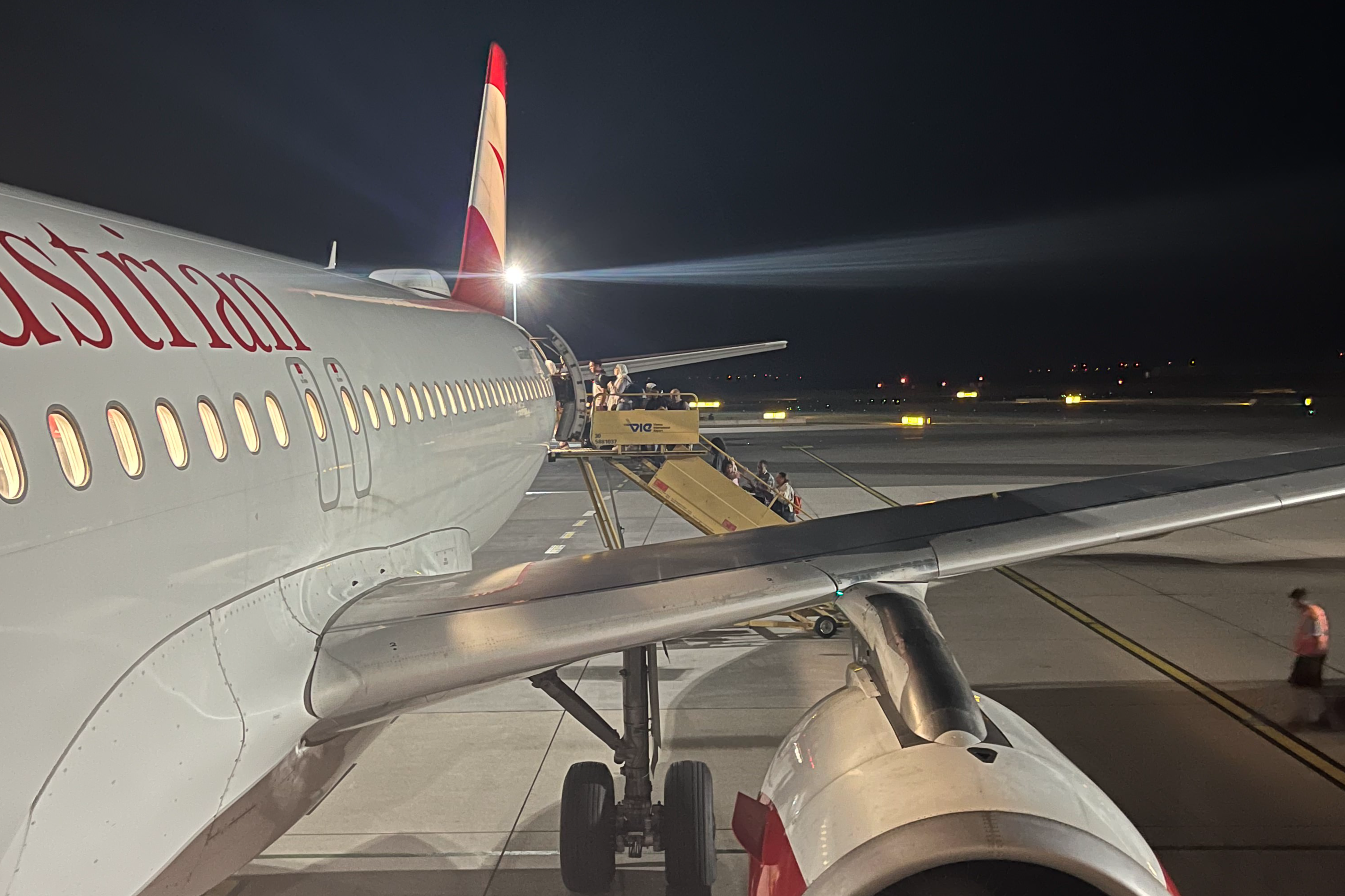 Austrian Airlines A320 boarding in old livery