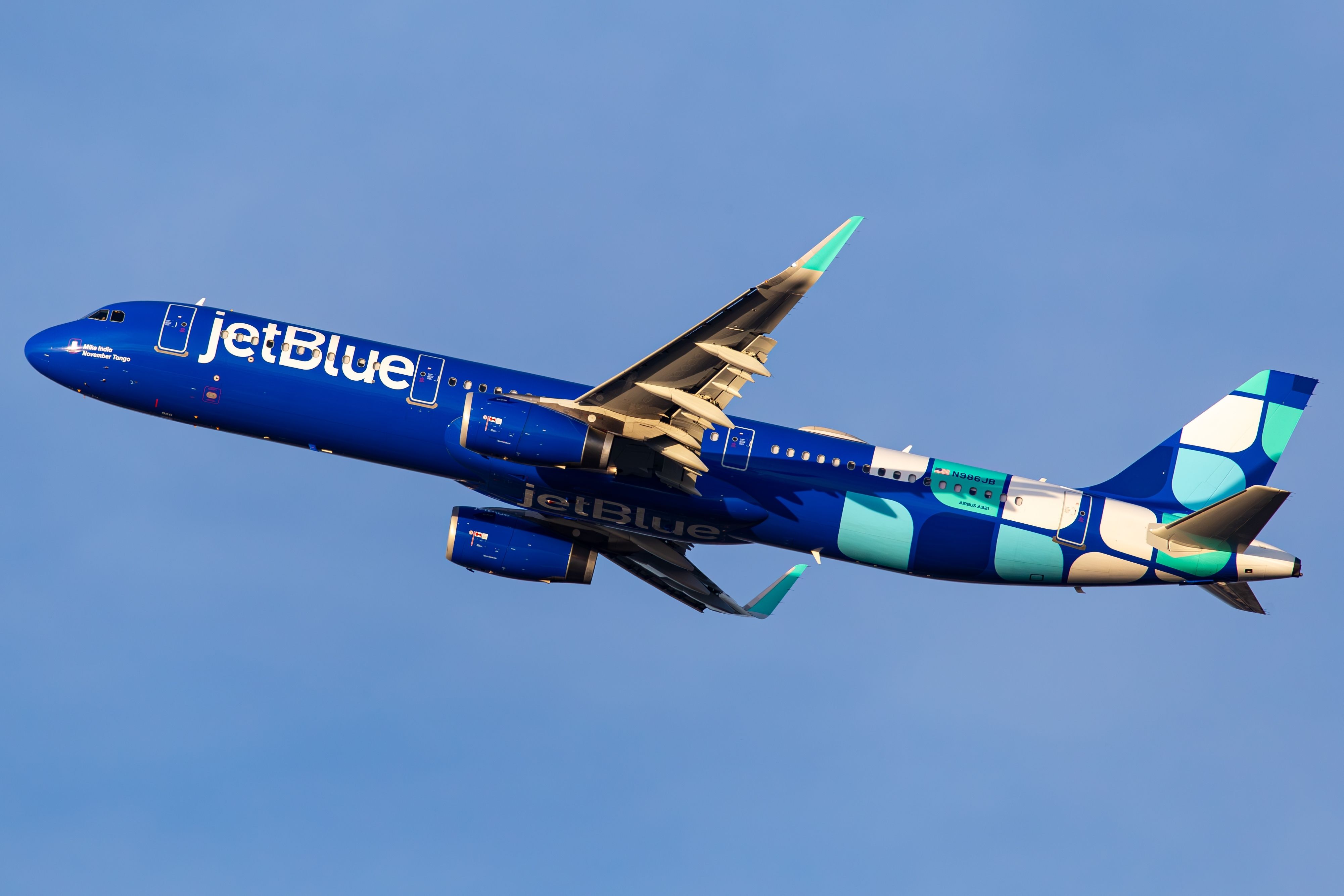 JetBlue Airbus A321ceo leaves SAN shutterstock_2489549623