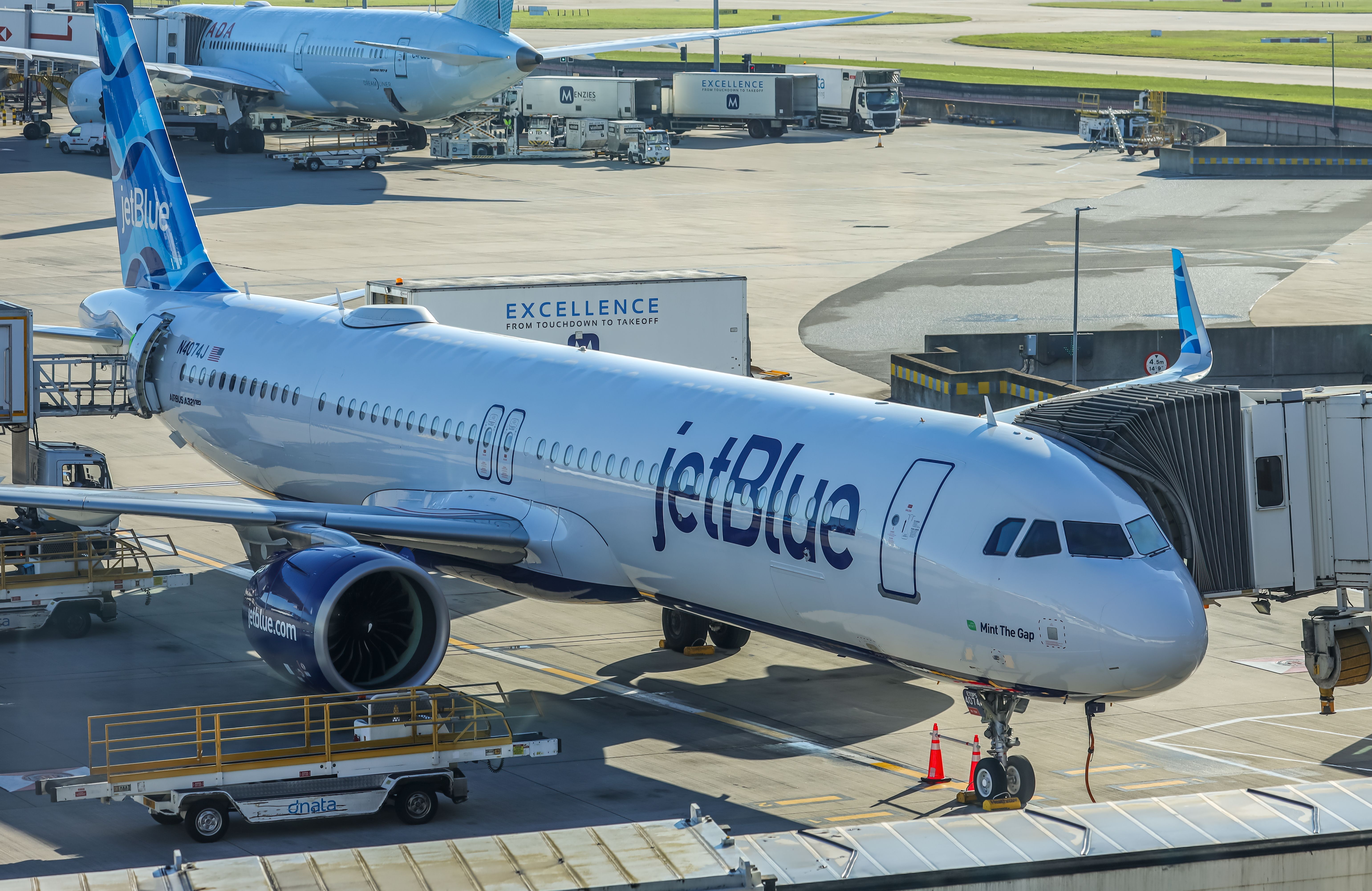 JetBlue Airbus A321neo Mint The Gap at LGW shutterstock_2428278277