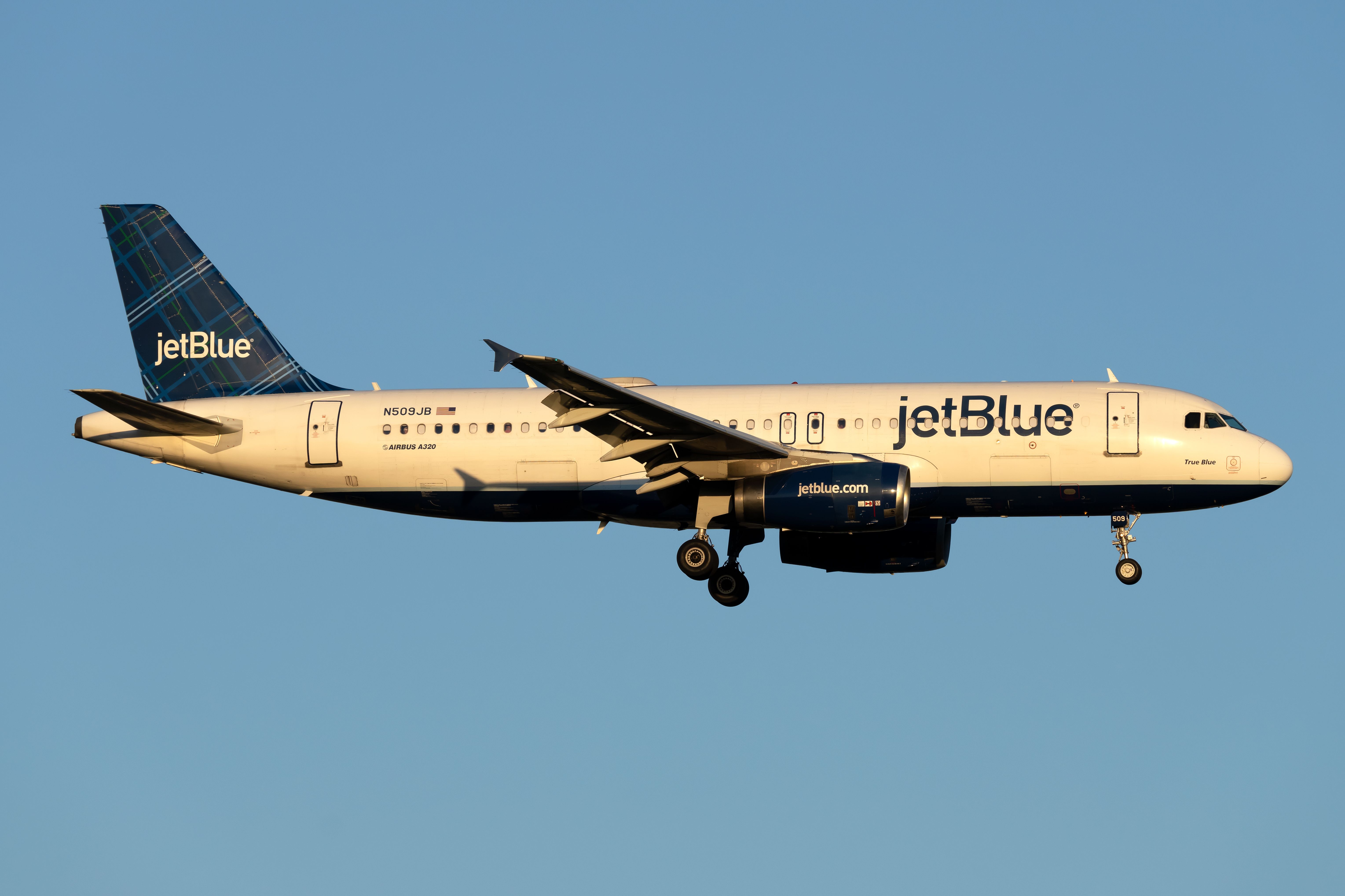 JetBlue Airways Airbus A320-232 flying