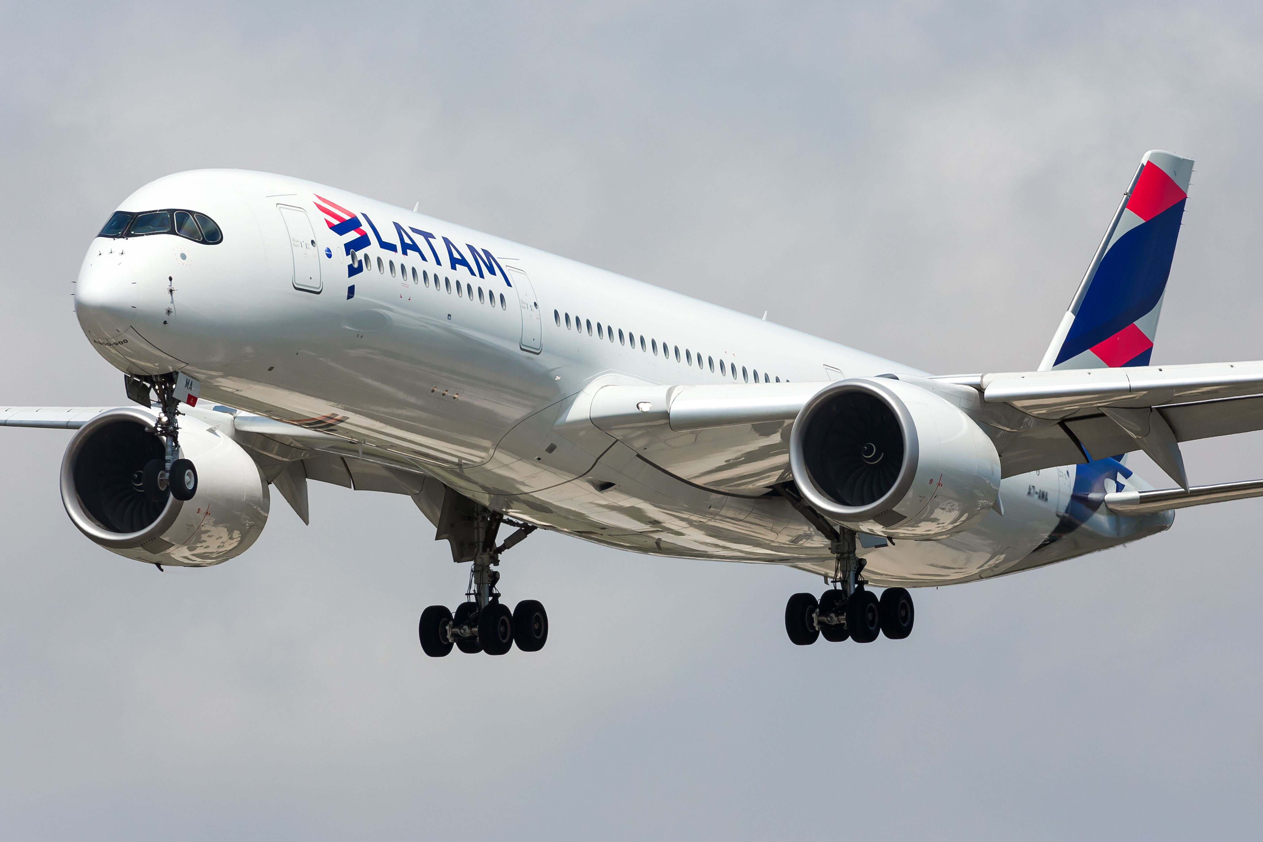 LATAM Airlines Airbus A350-900 landing at BCN 