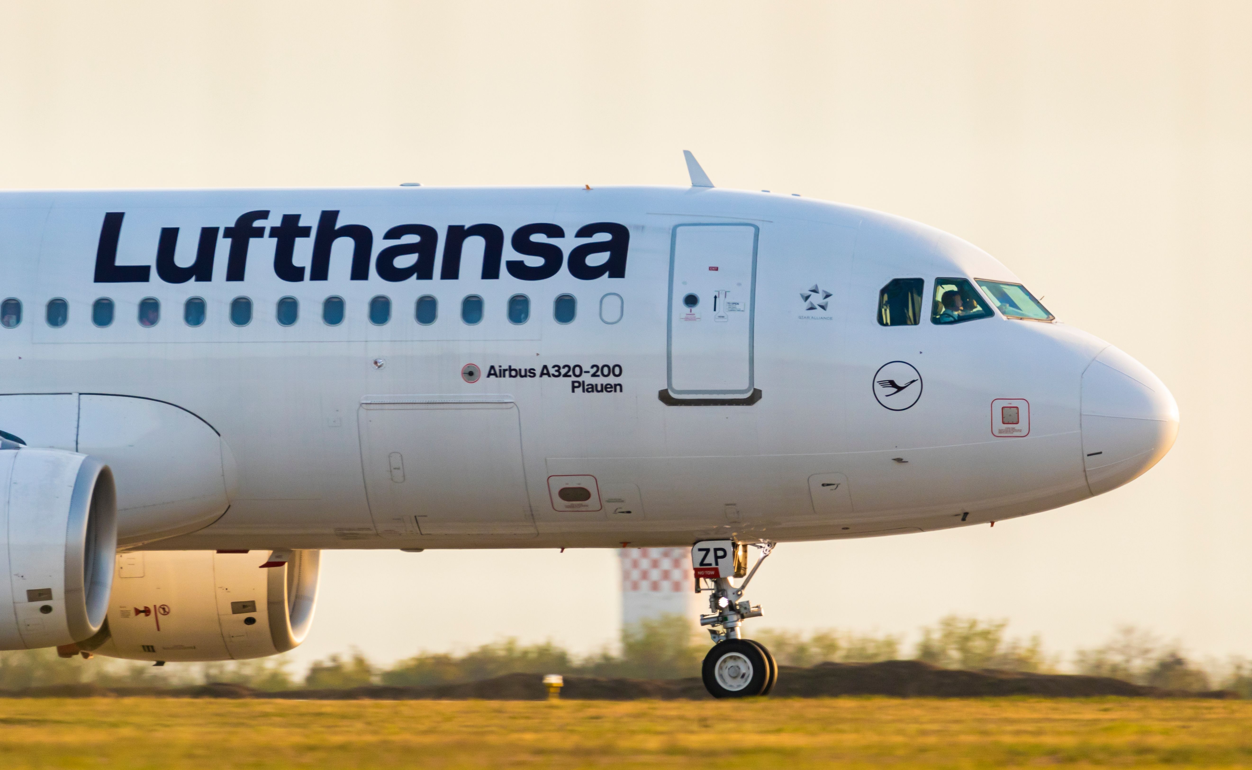 Lufthansa Airbus A320 shutterstock_2303949153