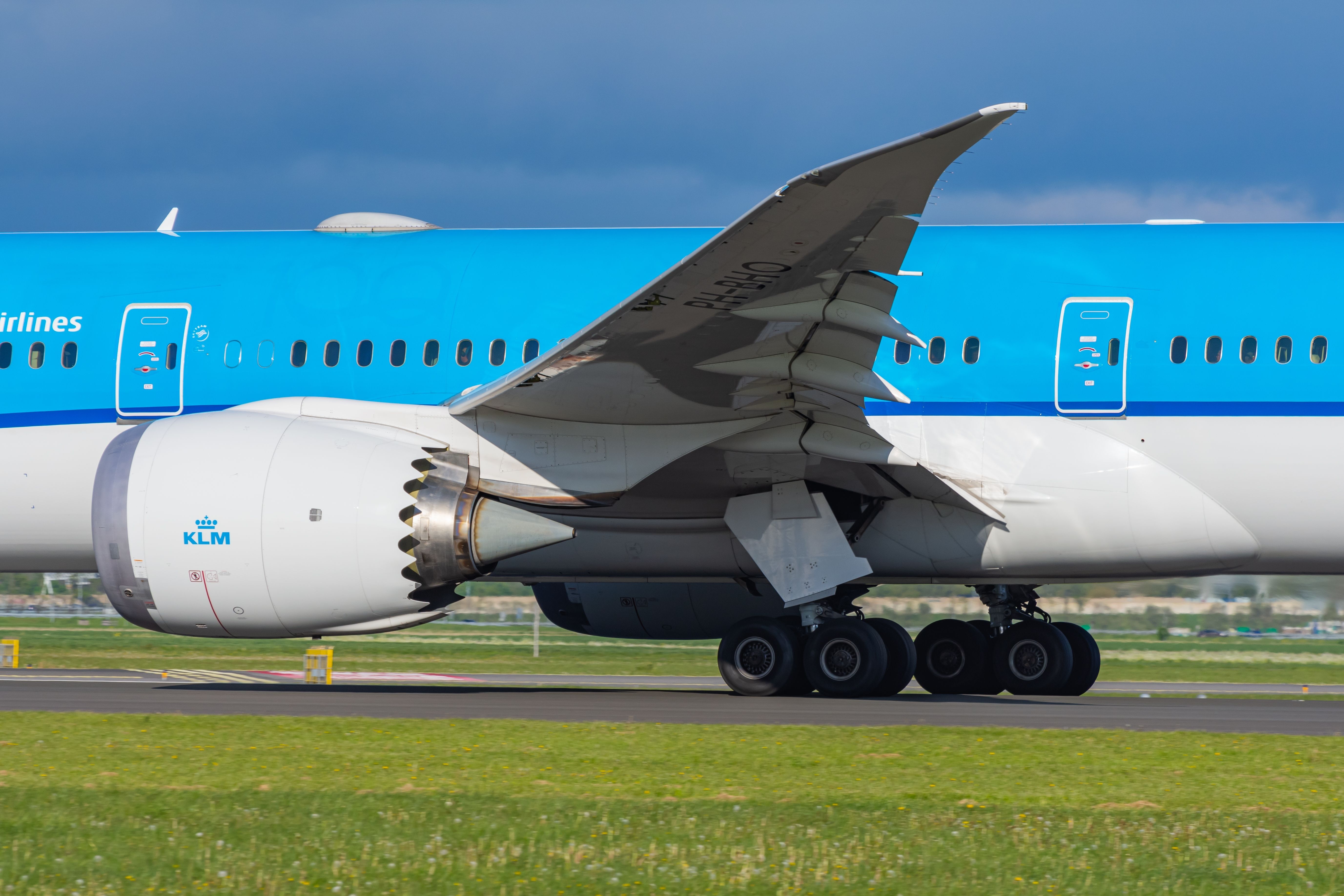 MLG of KLM Boeing 787 shutterstock_2473975563