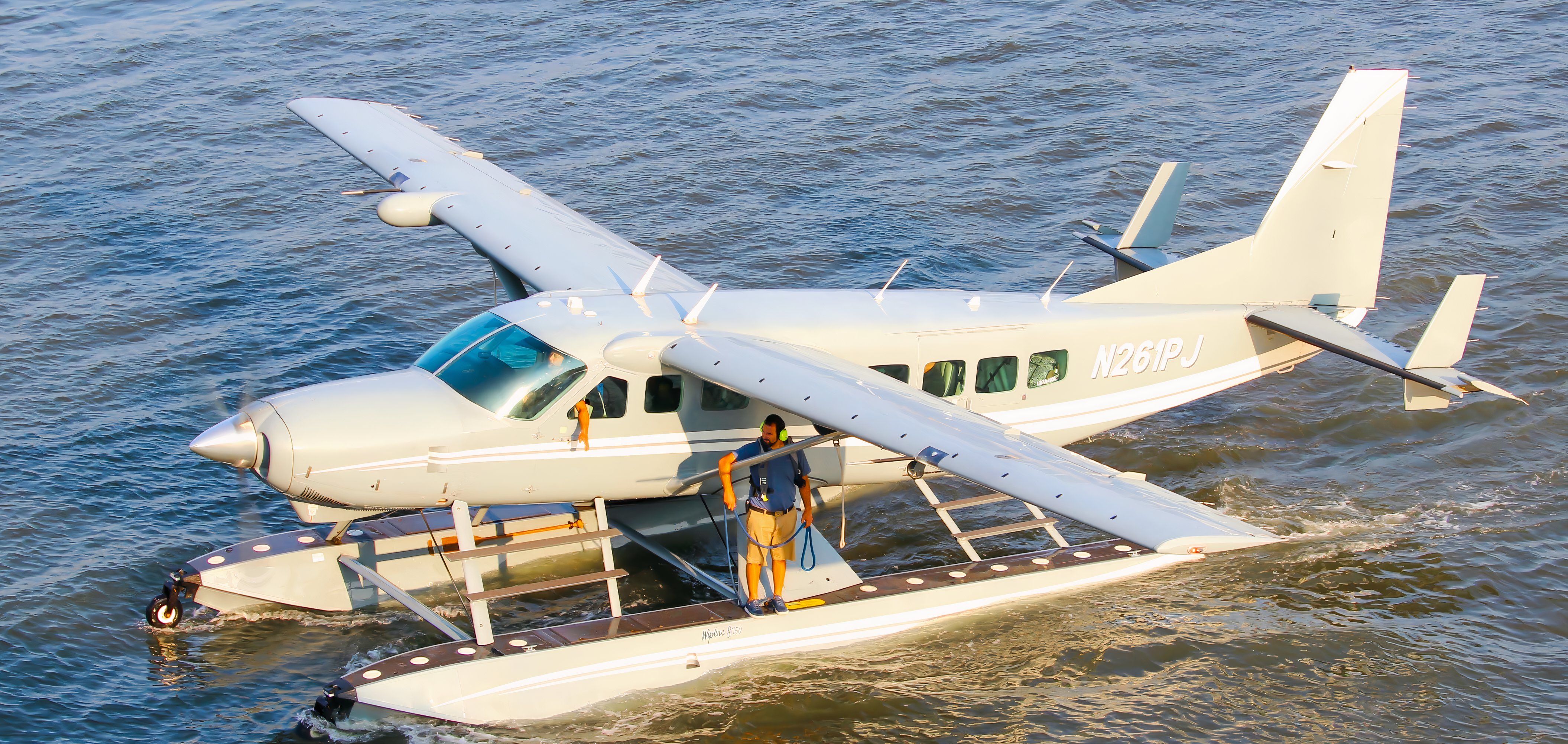 N261PJ, a Cessna 208 Caravan with floats, in the East River.