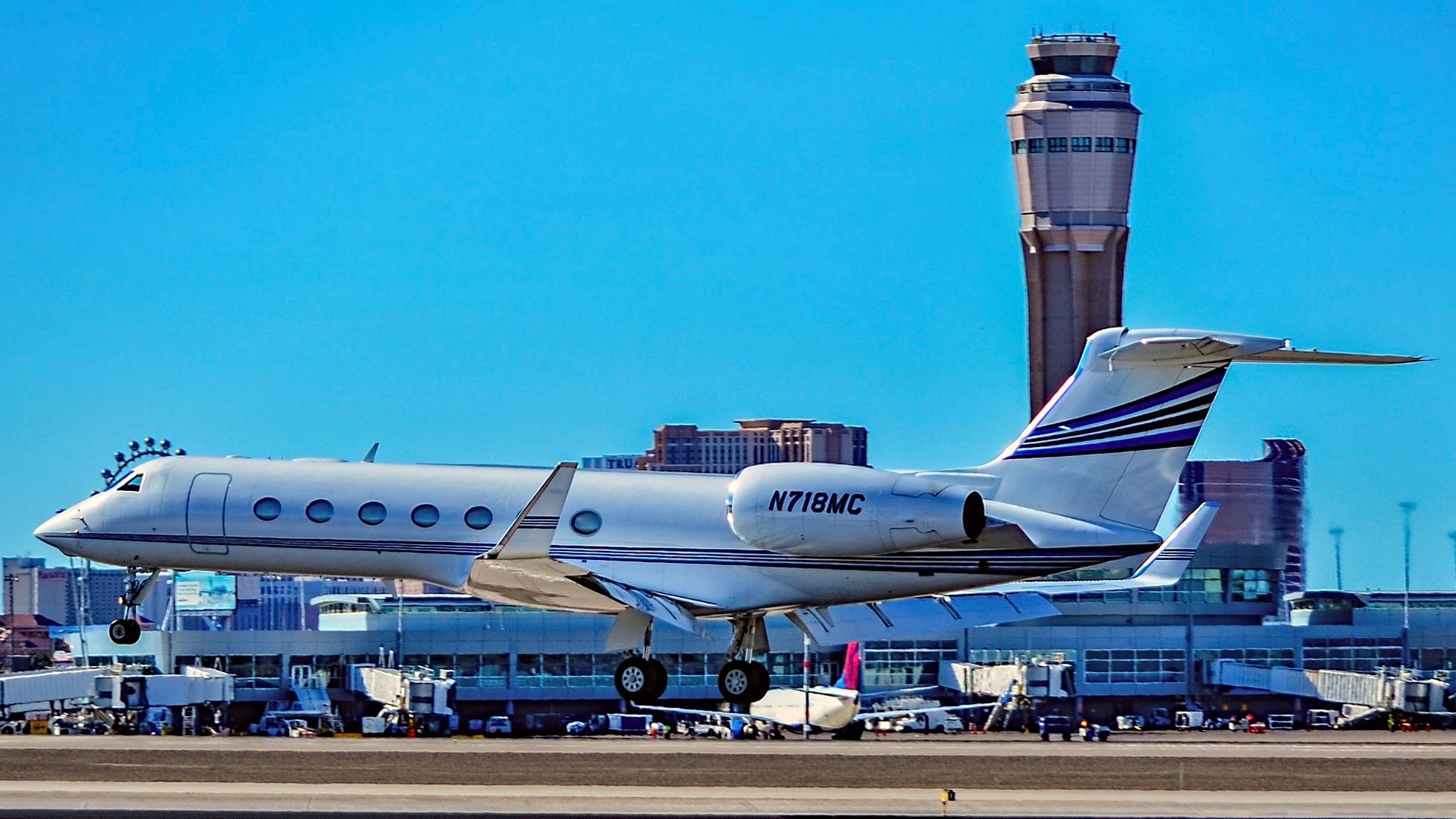 N718MC 2004 GULFSTREAM AEROSPAC G-V Landing Las Vegas