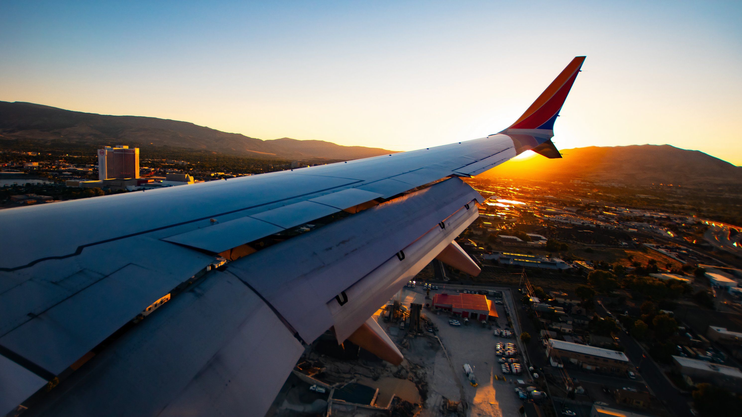 SF_A Sunset Landing Into Reno On A 737 MAX 8 Wing_JAK