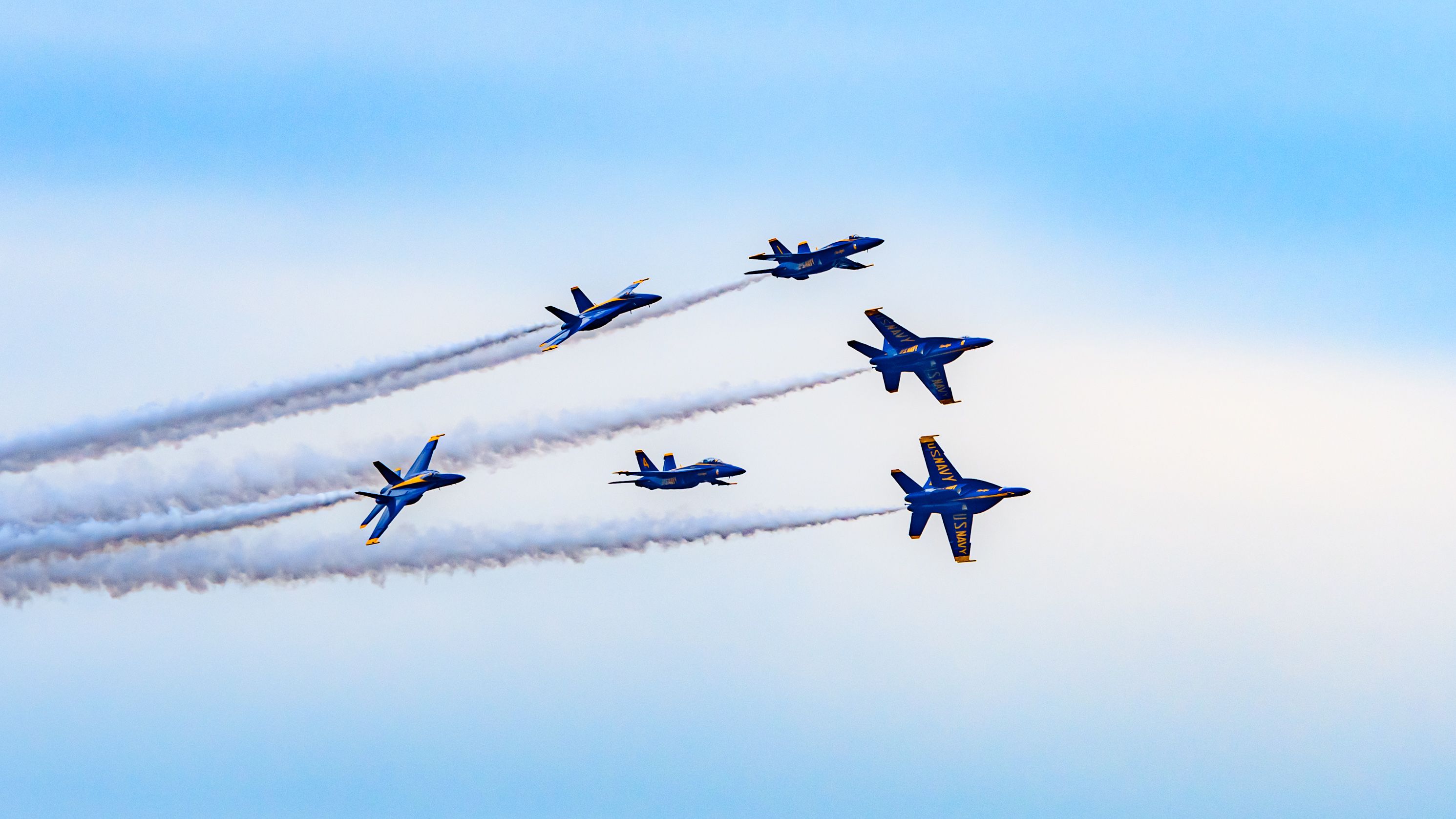 How The US Navy Blue Angels Coordinate Their Maneuvers how-the-us-navy-blue-angels-coordinate-their-maneuvers