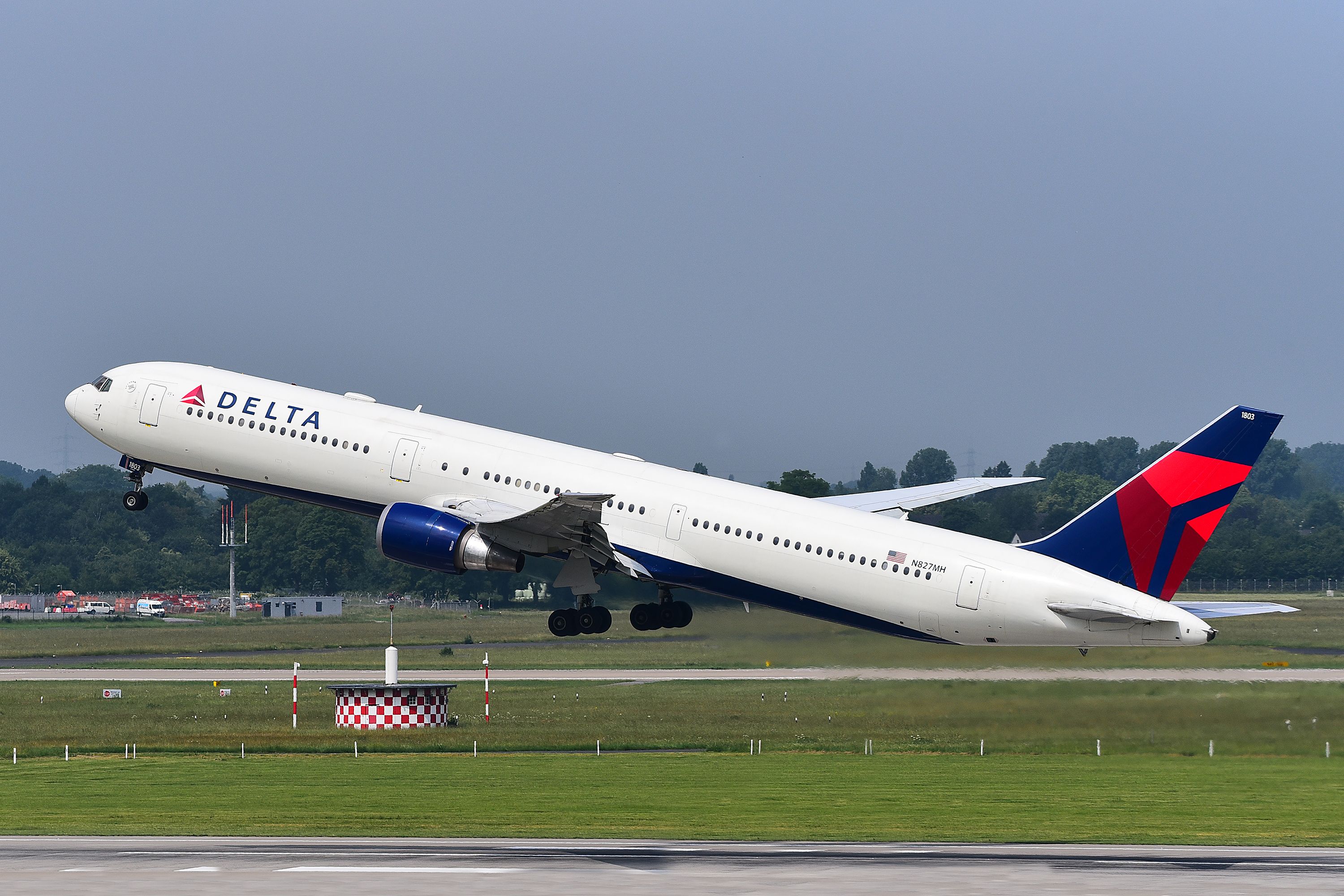 Boeing 767-432ER (N827MH) of Delta Air Lines taking off.