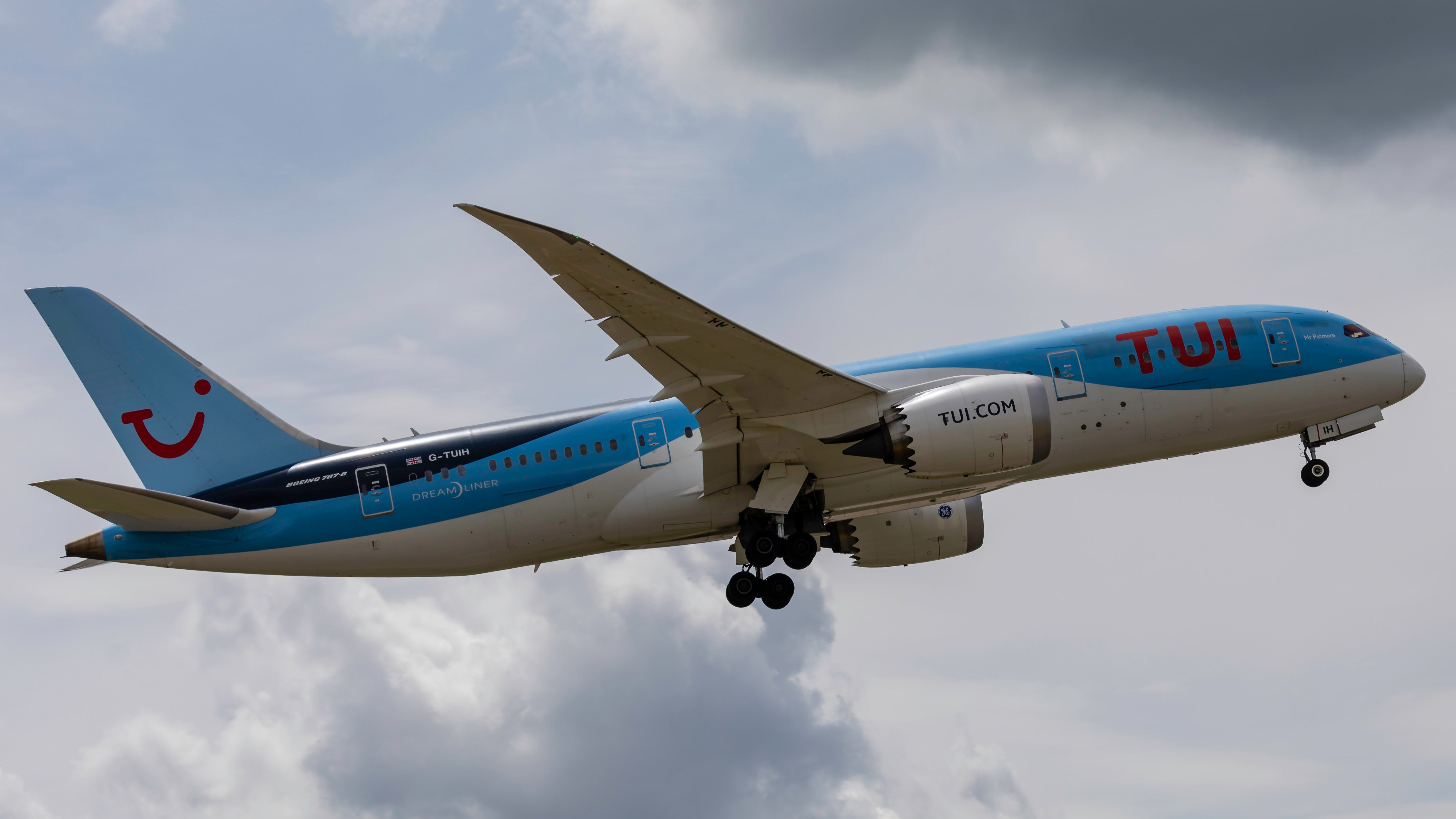 TUI Boeing 787 takes off from East Midlands Airport