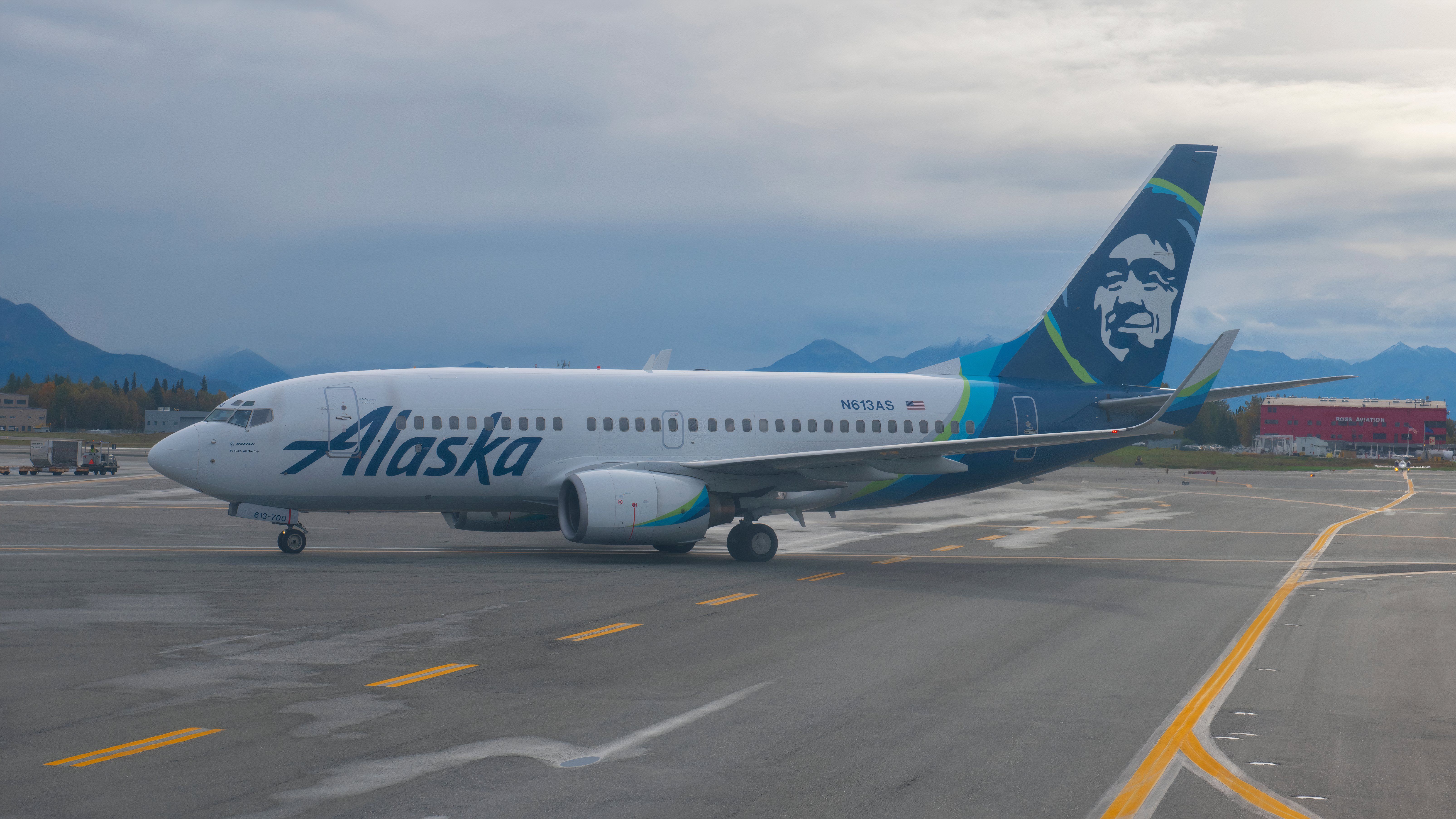 Alaska Airlines apologizes after Boeing 737-700 returns to Seattle due to engine failure