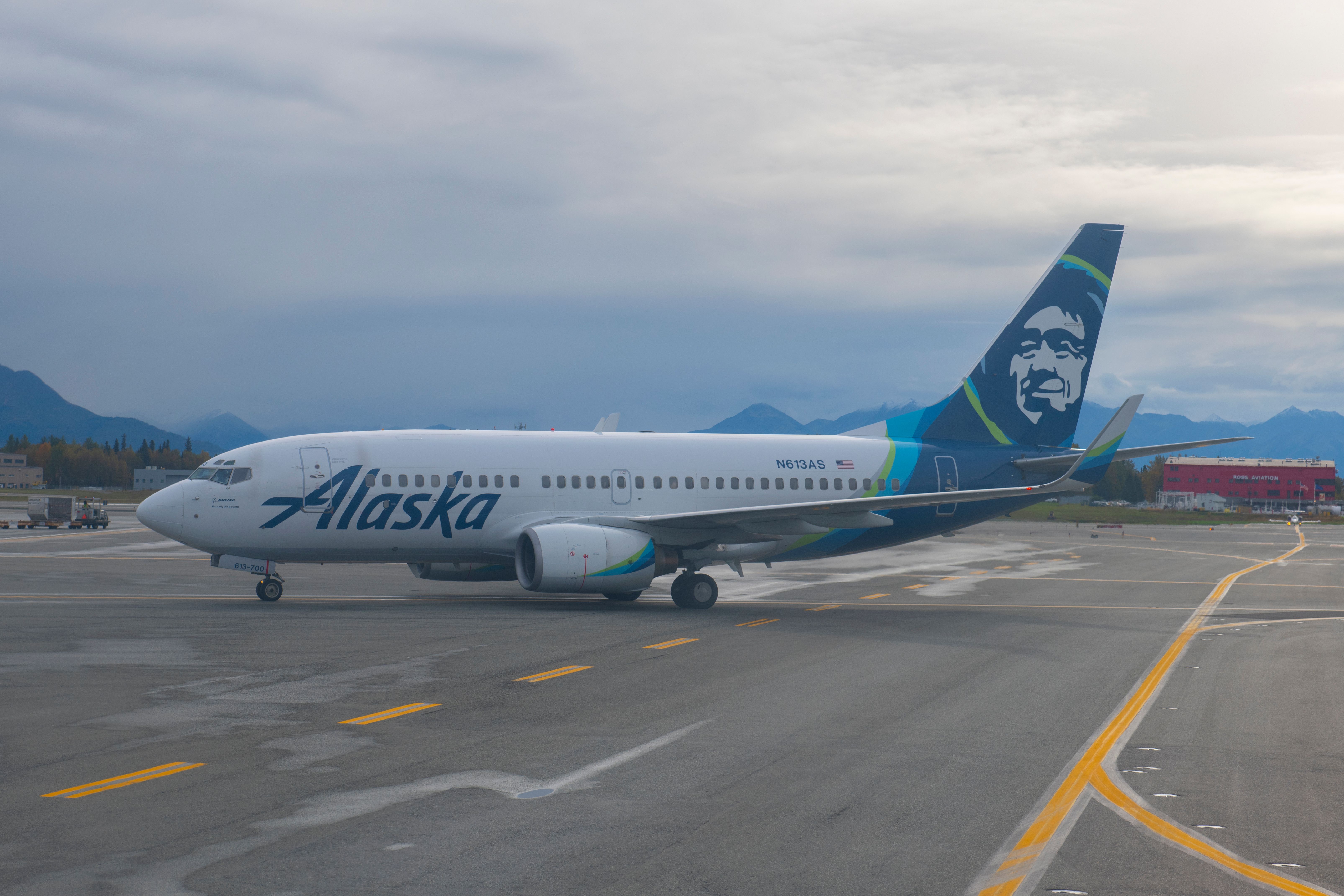 Alaska Airlines Apologizes After Boeing 737-700 Returns To Seattle Due To Engine Failure