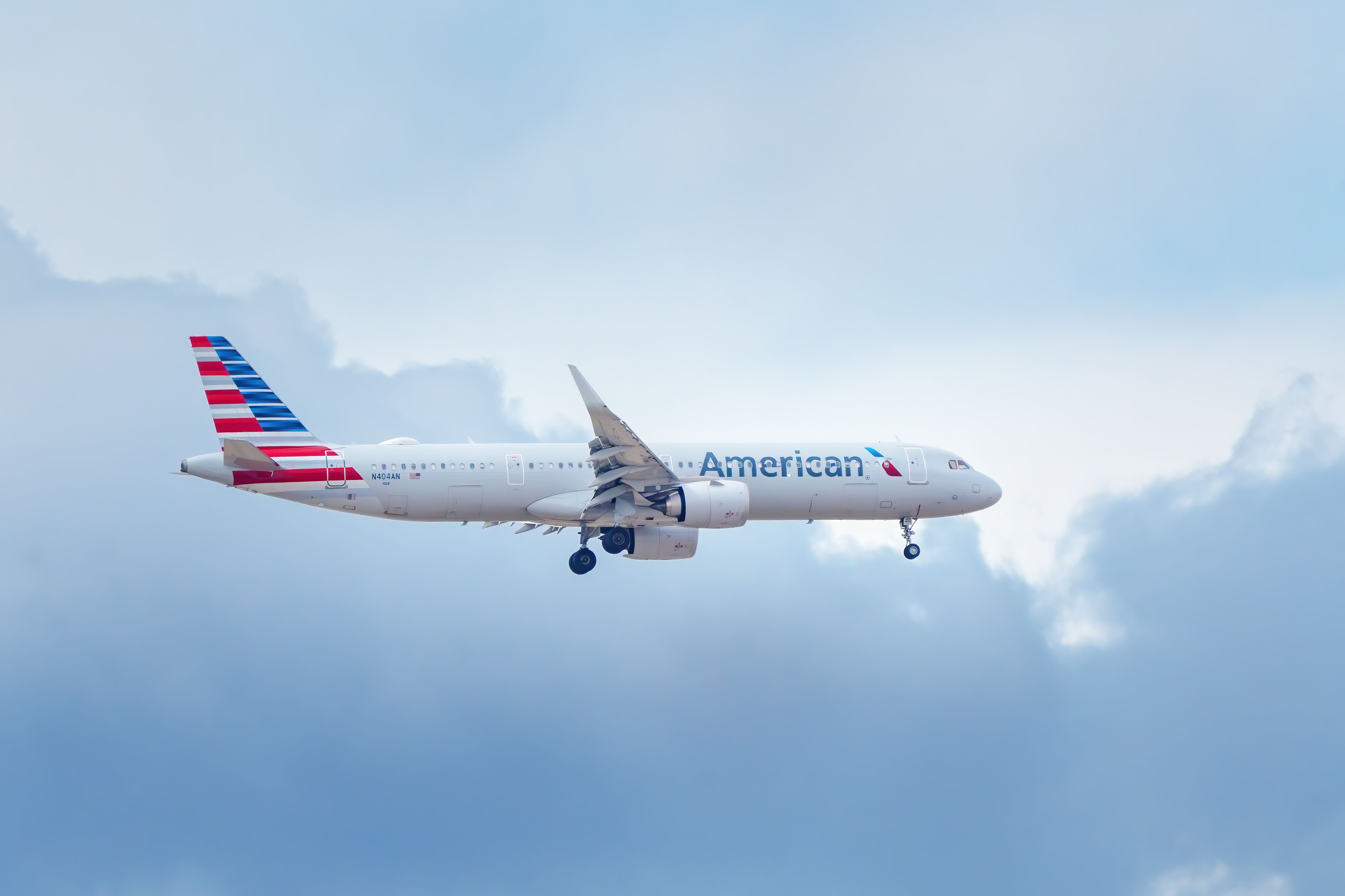 American Airlines Airbus A321neo (N404AN) landing at Denver International Airport.