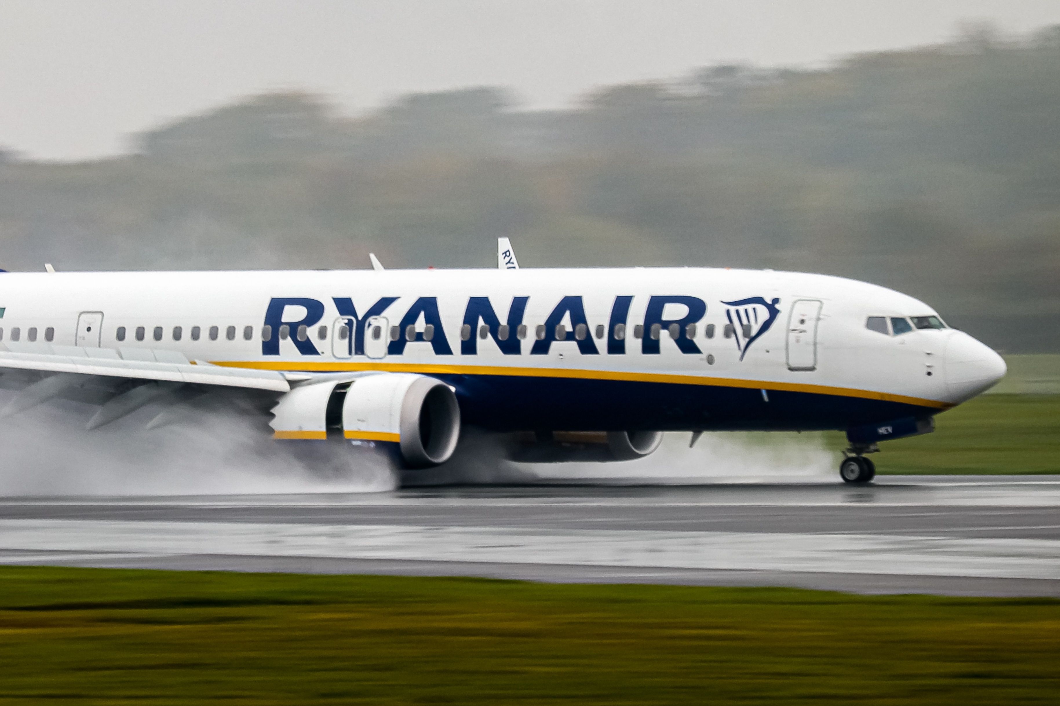 Ryanair Boeing 737 MAX lands in the rain