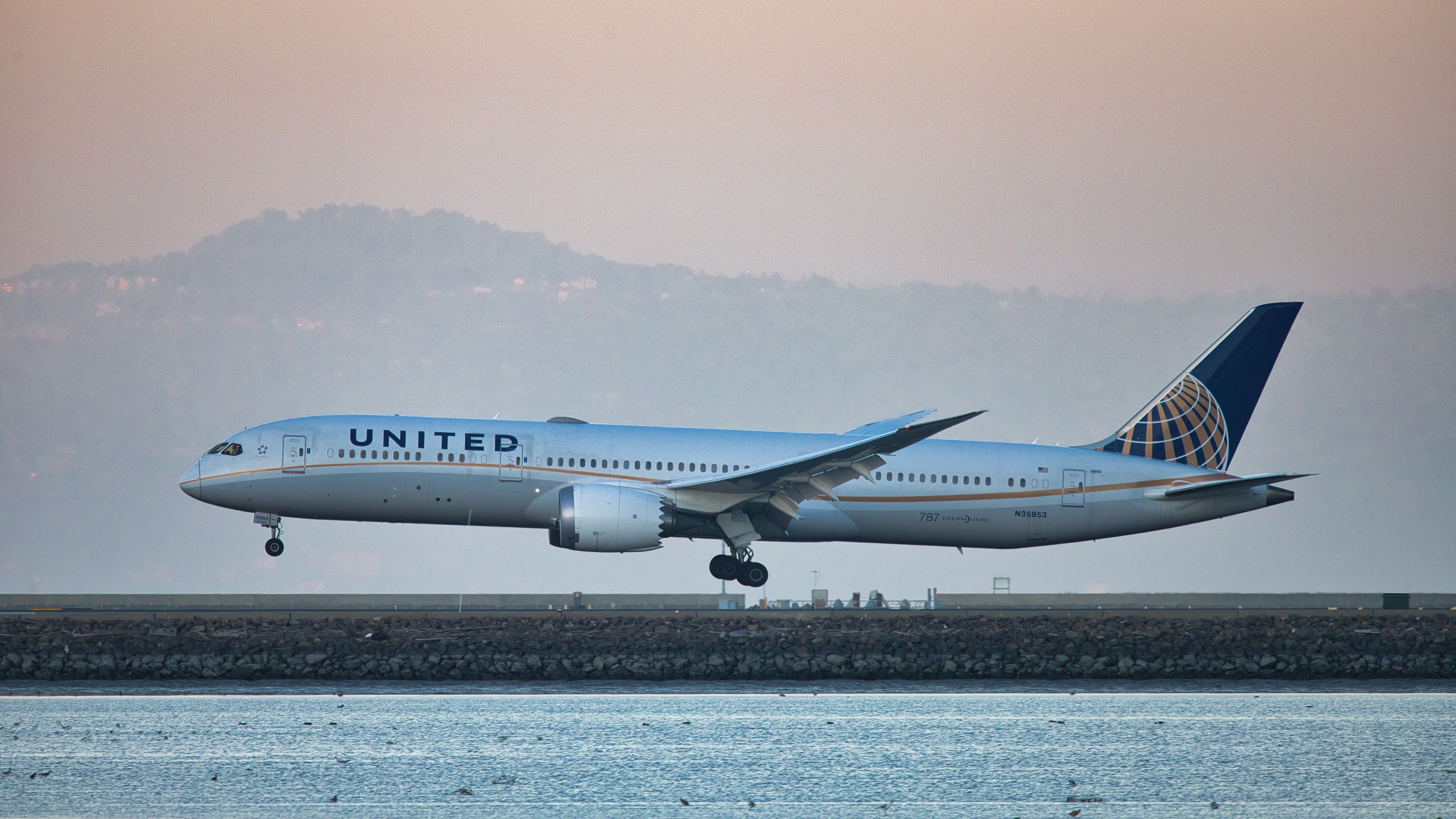 United Airlines Boeing 787 lands in San Francisco