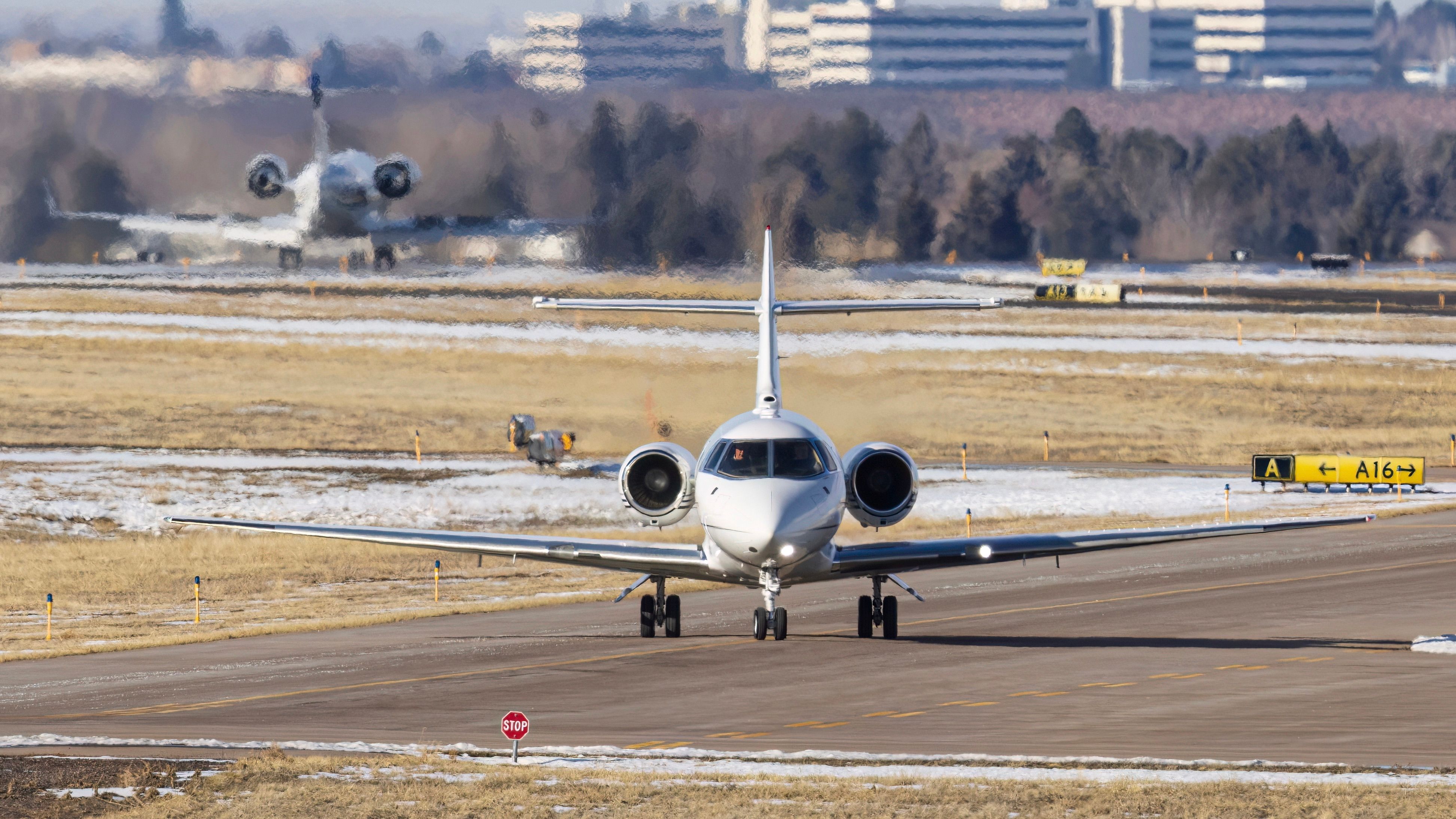 Hawker 800XP rolls on the runway