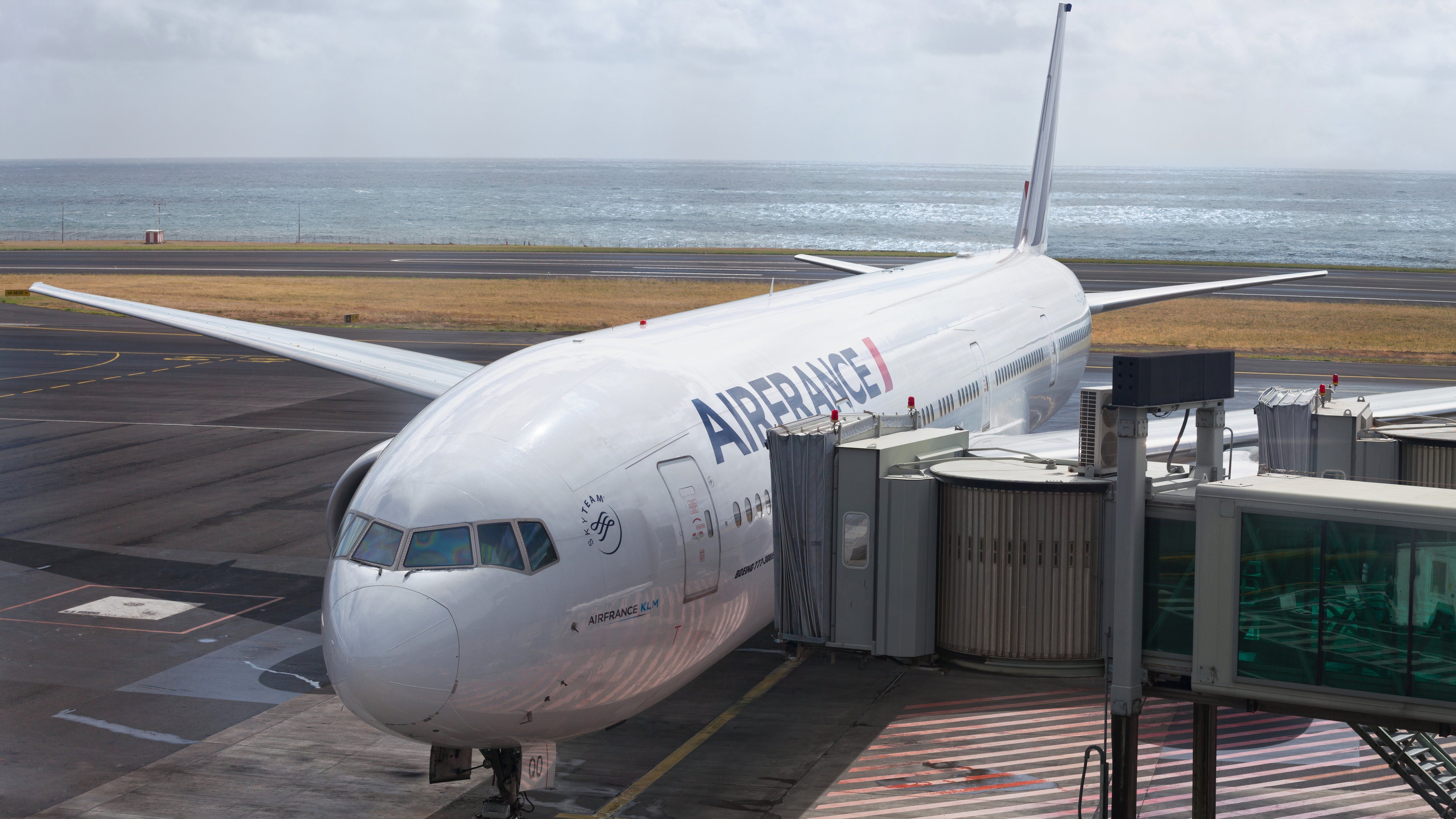 Air France 777 at the gate