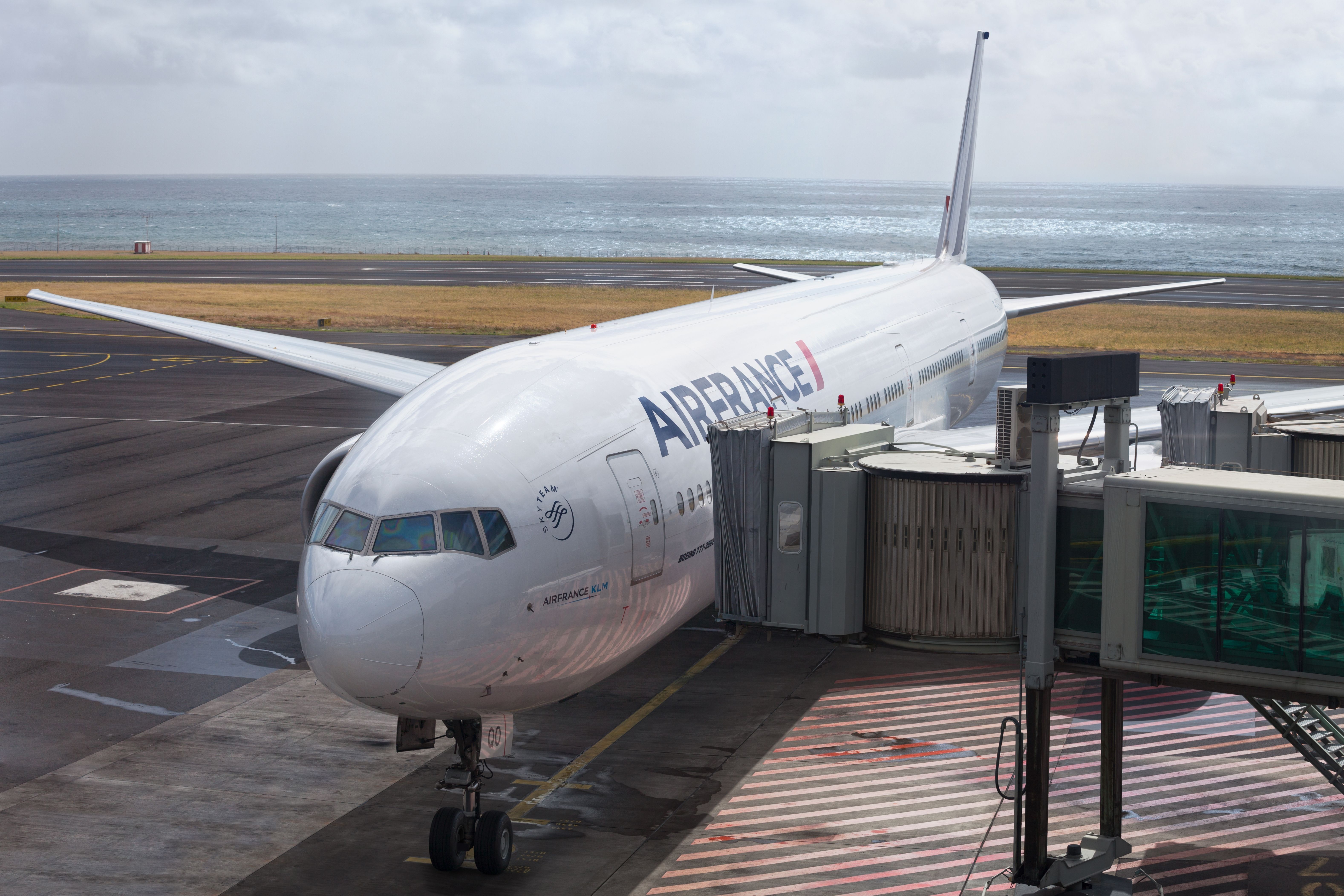 Air France 777 at gate