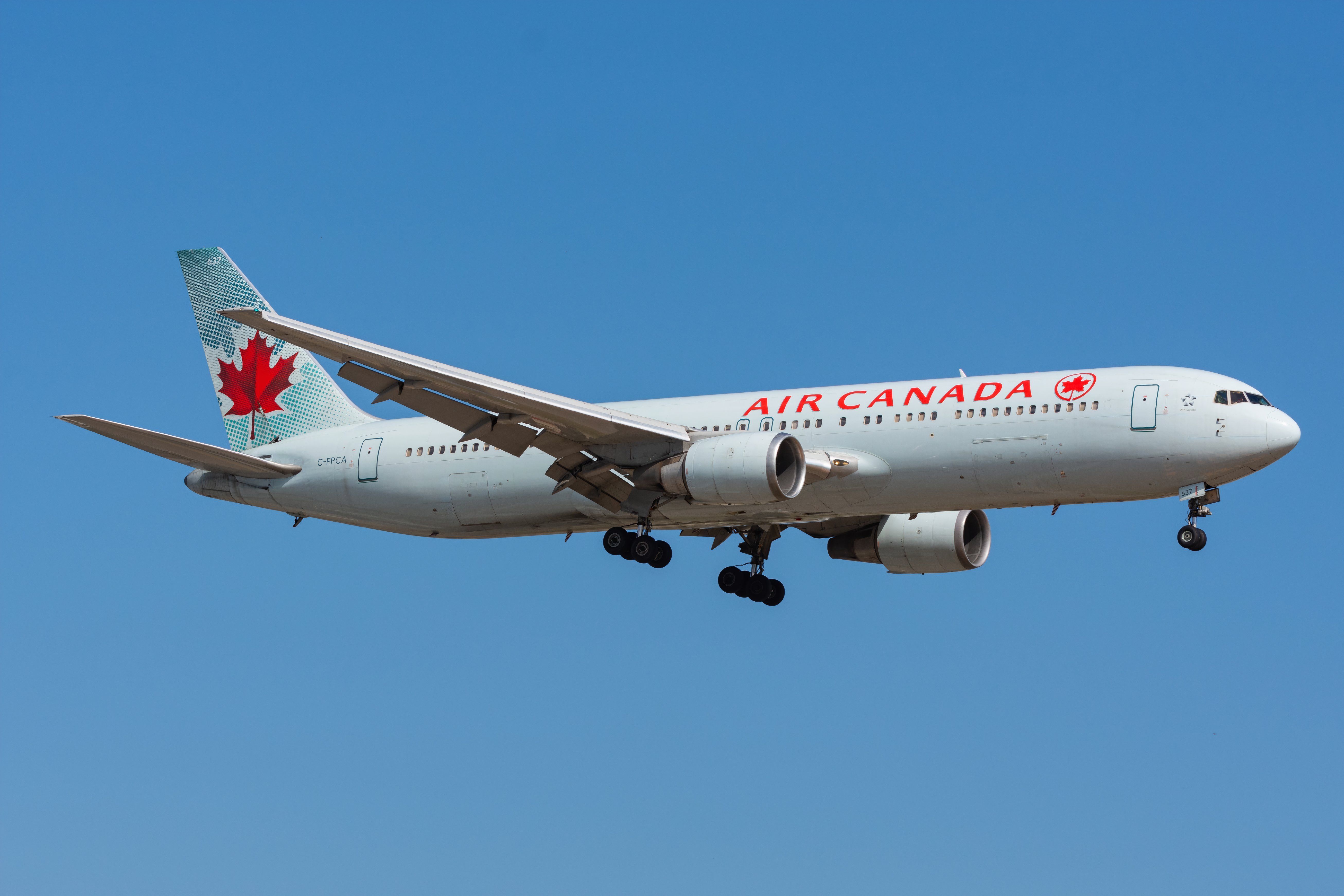 Air Canada Boeing 767-300 on its final approach for landing at Toronto International Airport (YYZ).