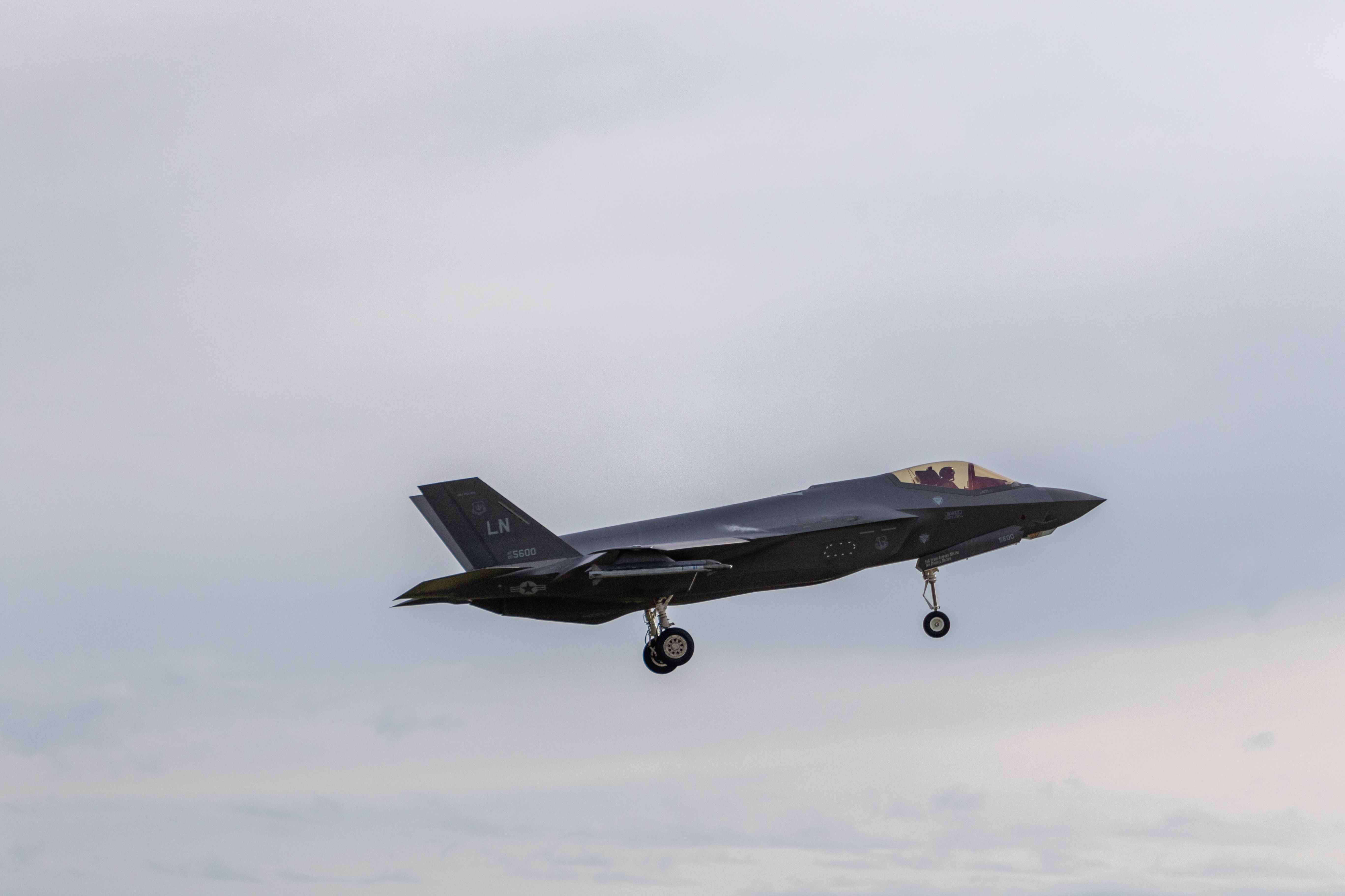 US Marines F-35B Makes 1st Landing On Japan's Izumo-Class Destroyer JS Kaga