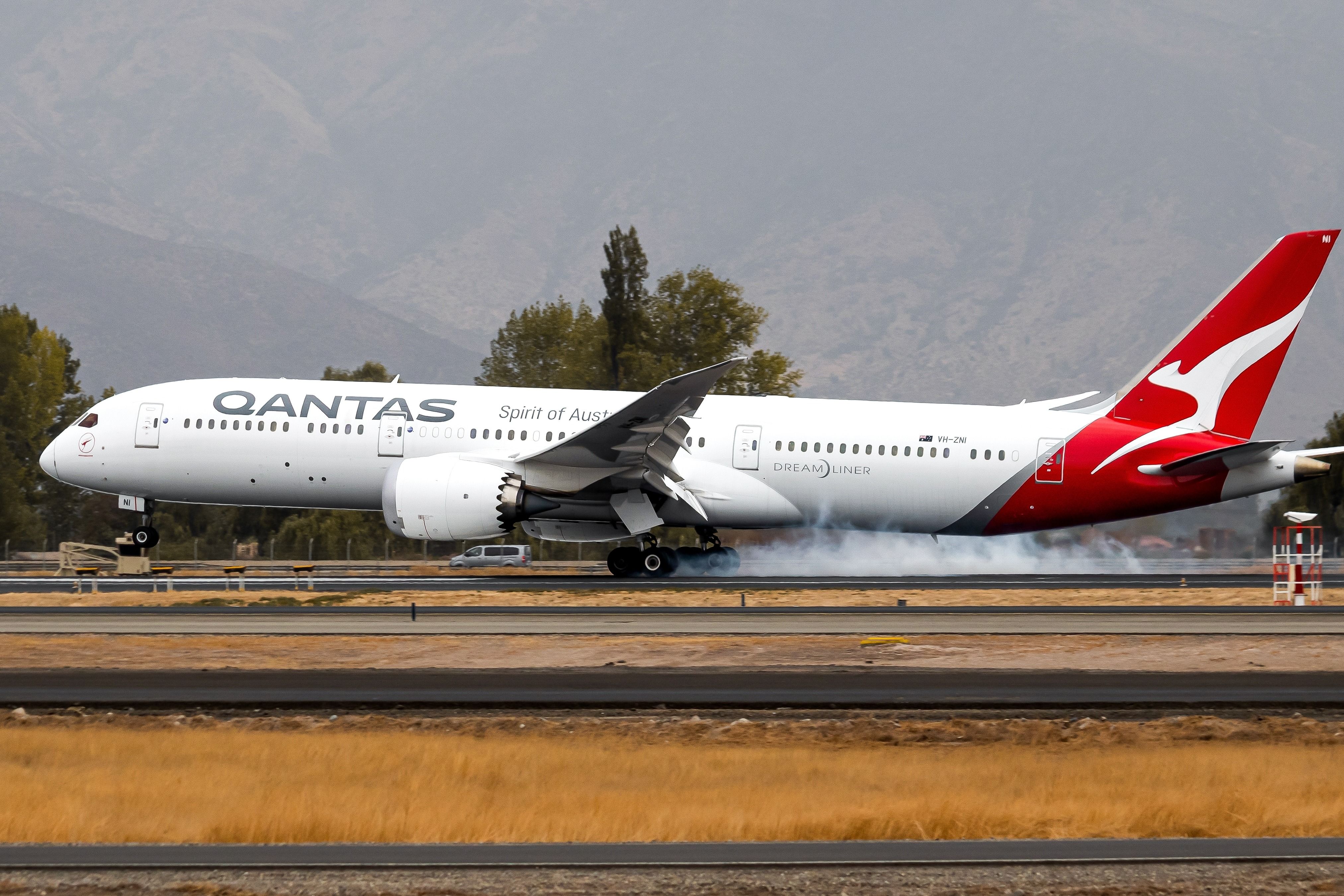 Qantas Boeing 787-9 Dreamliner landing.