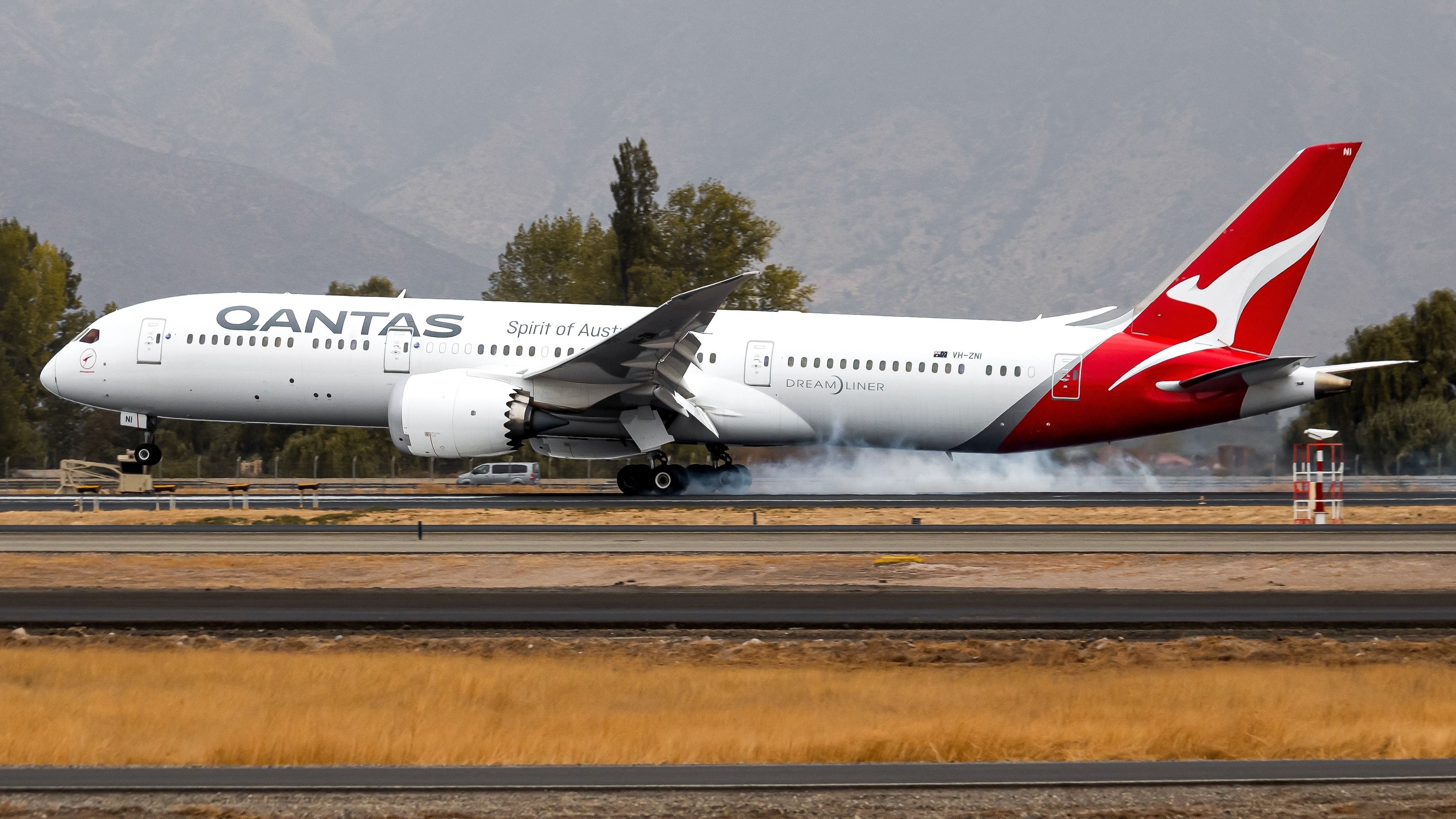 Qantas Boeing 787-9 Dreamliner landing.