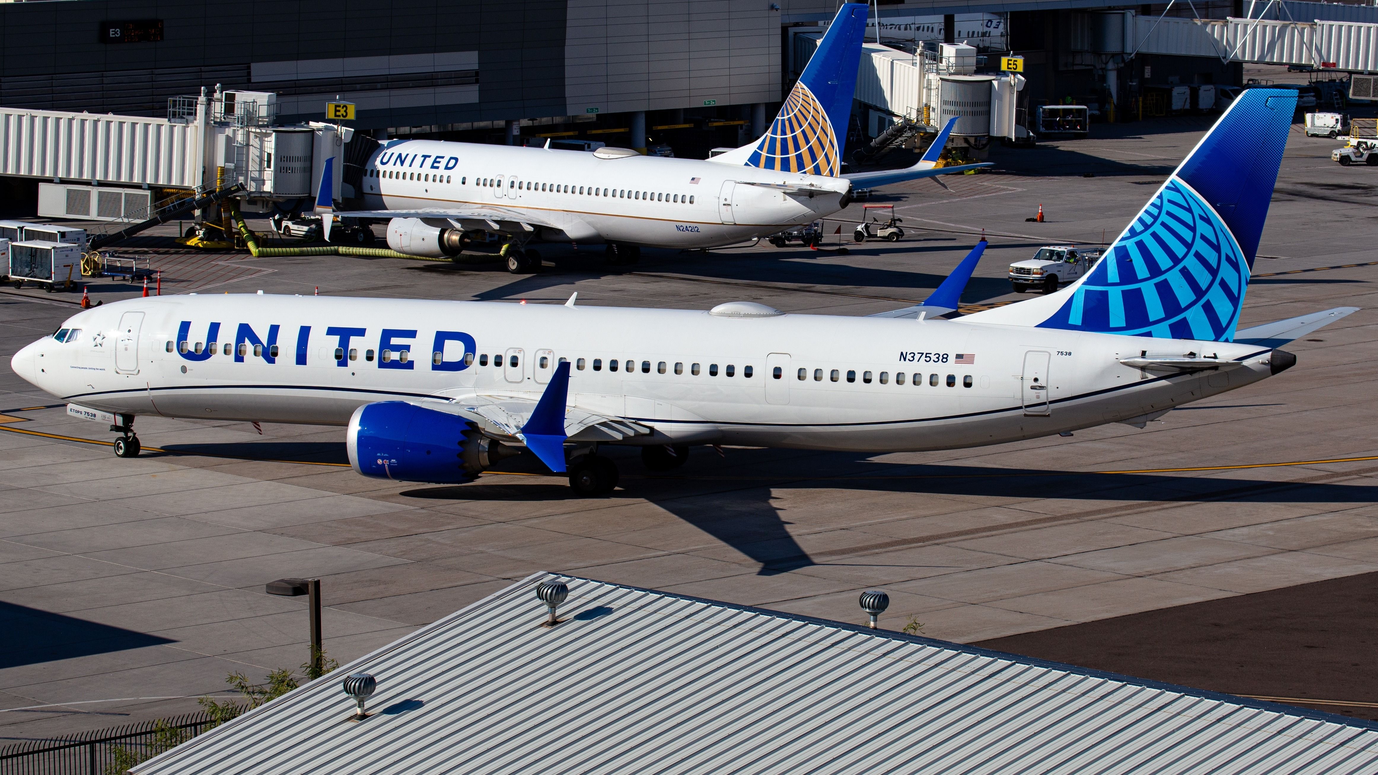 United Airlines deploys Boeing 737 MAX 9 to assist diverted 777-200 passengers