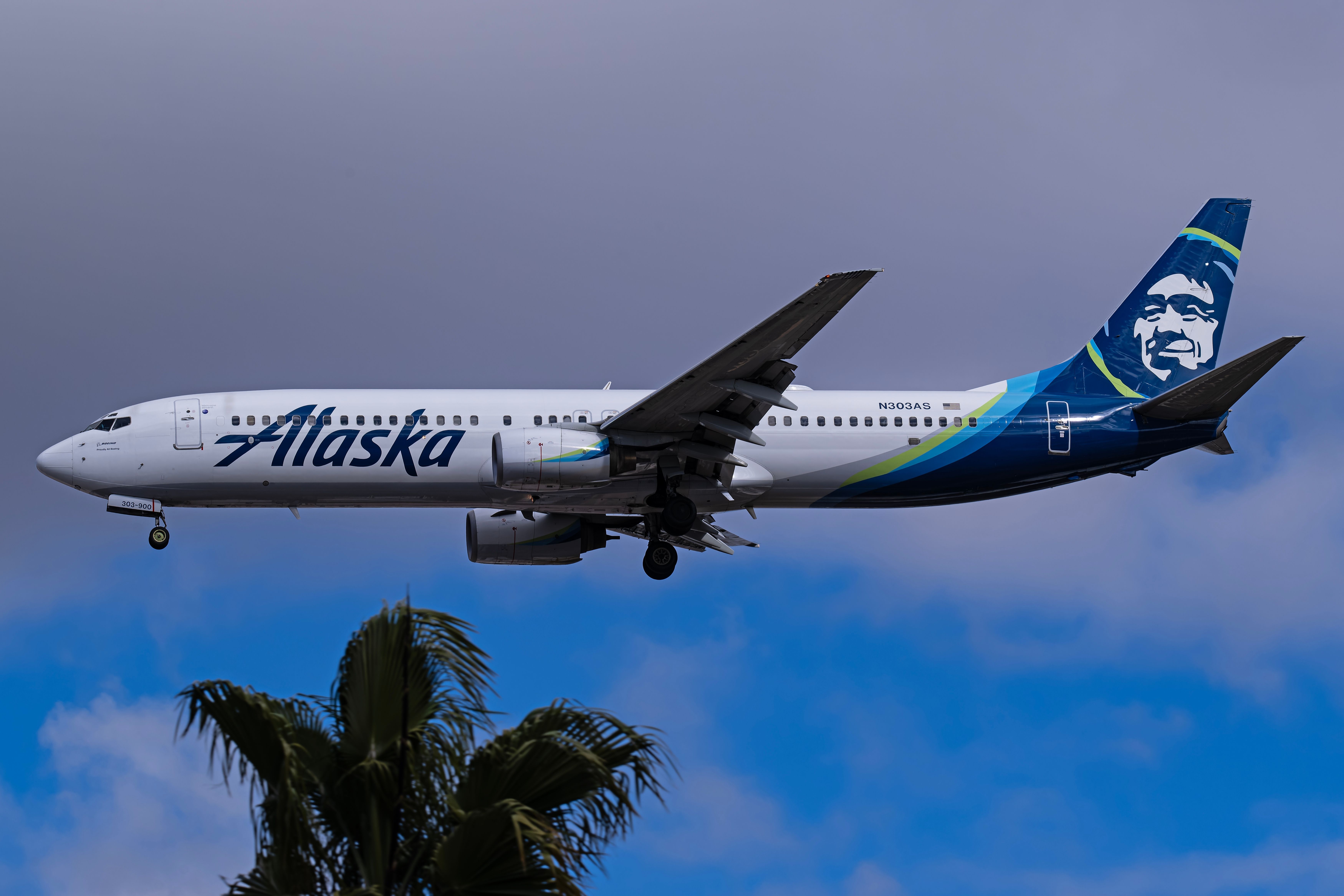 Alaska Airlines Boeing 737-990 (N303AS).