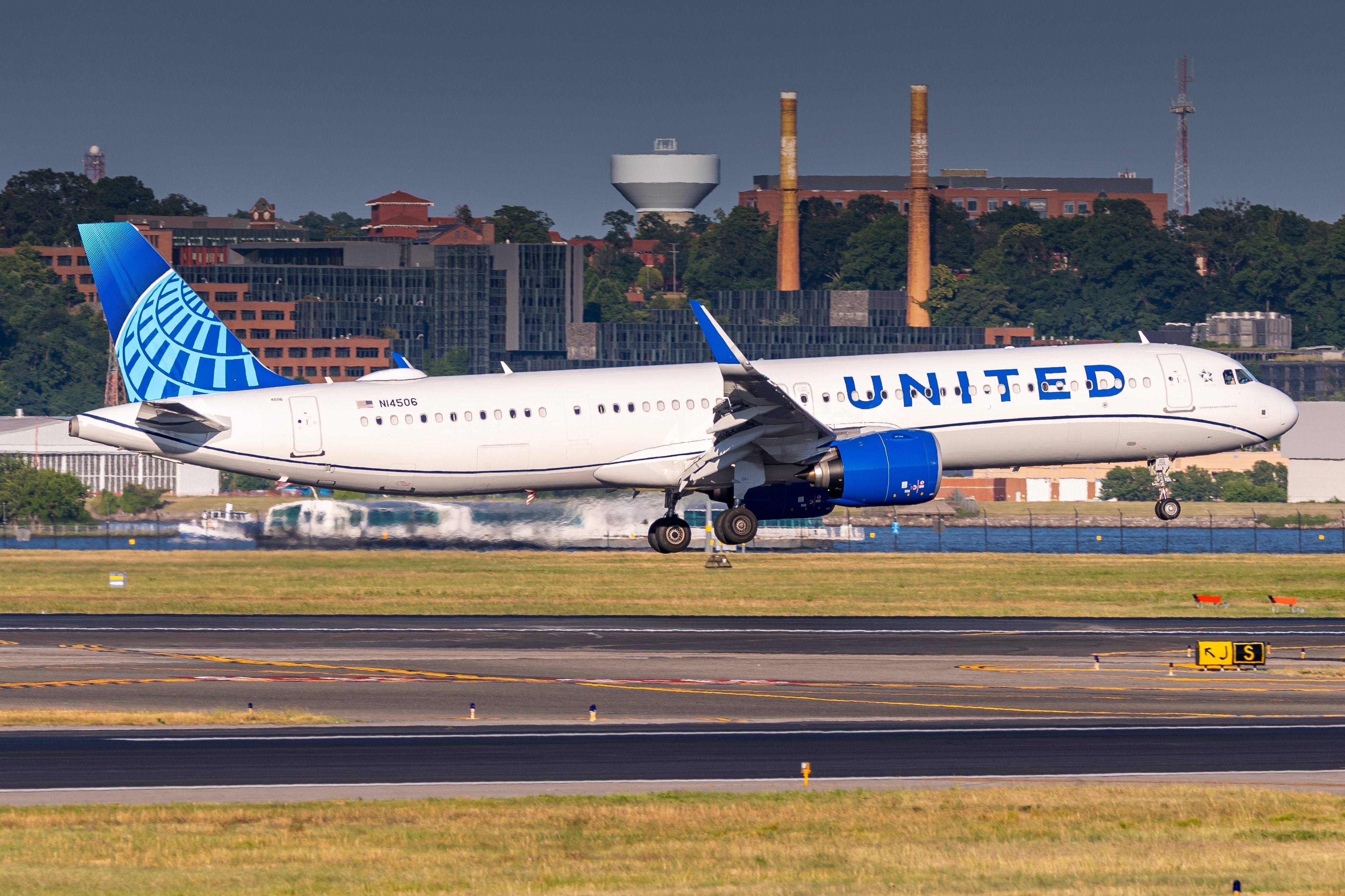 United Airlines Airbus A321neo (N14506) landing at Ronald Reagan Washington National Airport.