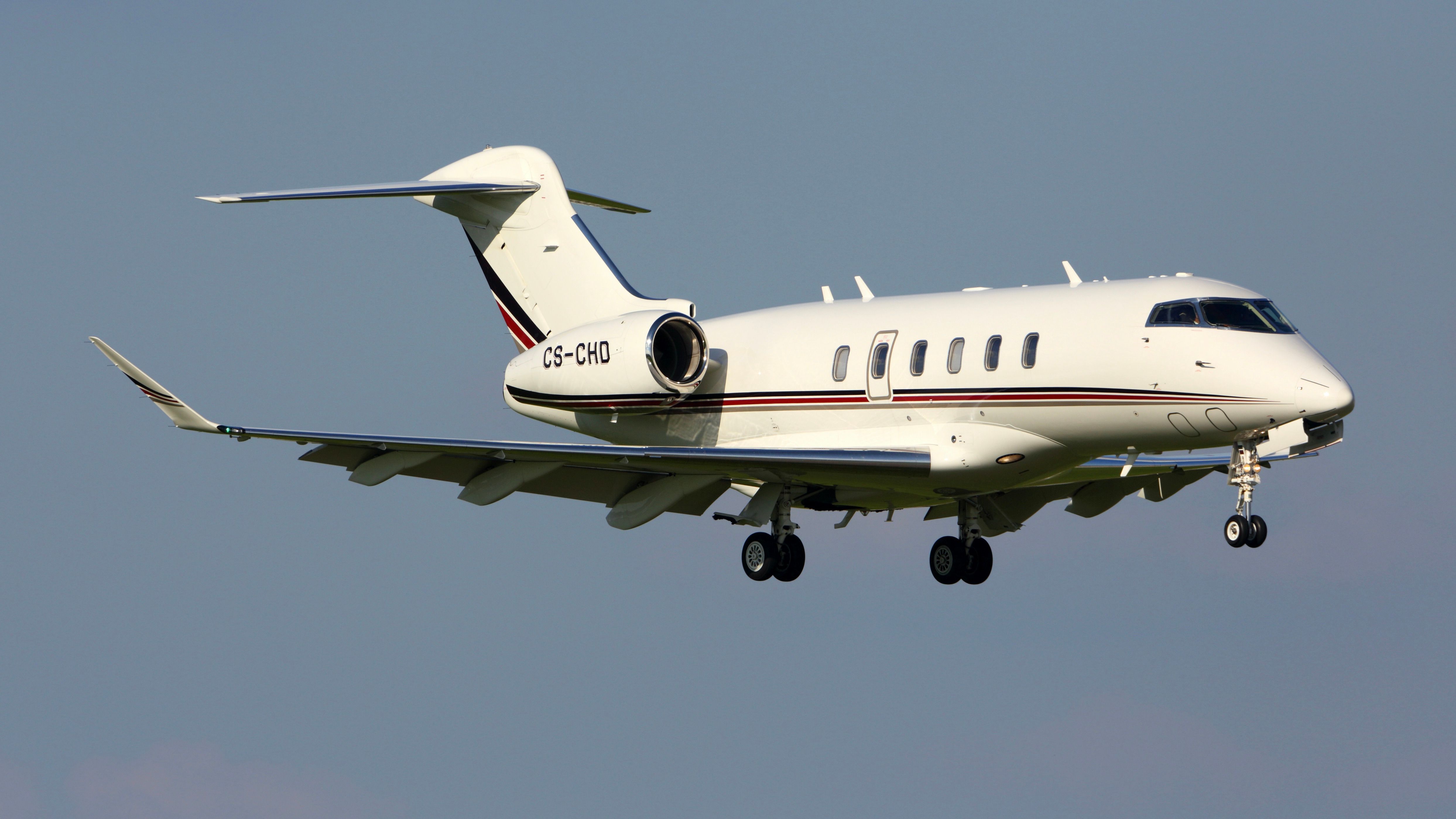 Challenger 350 lanidng in Vnukovo