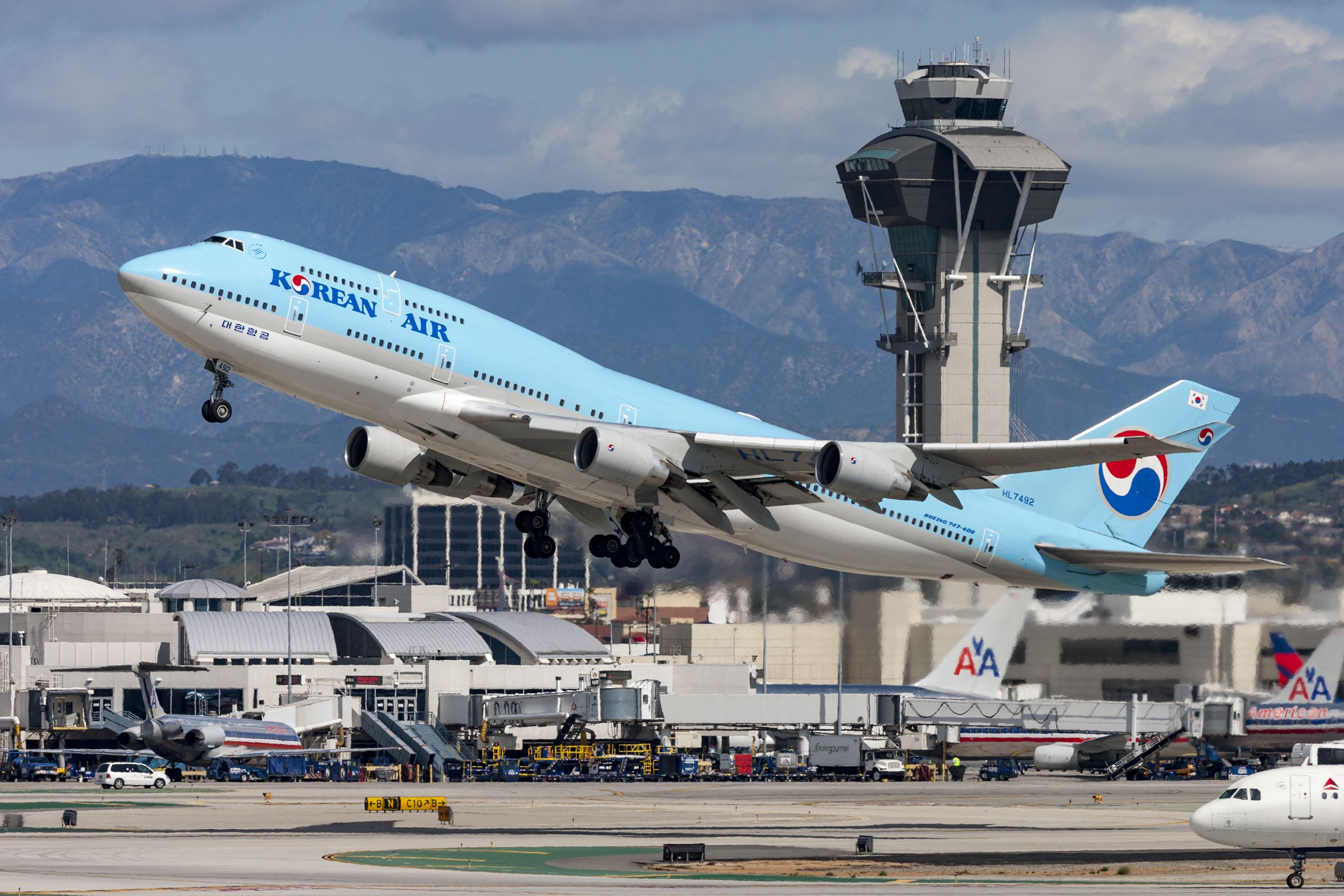 A Korean Air Boeing 747 jumbo jet takes off from Los Angeles International Airport