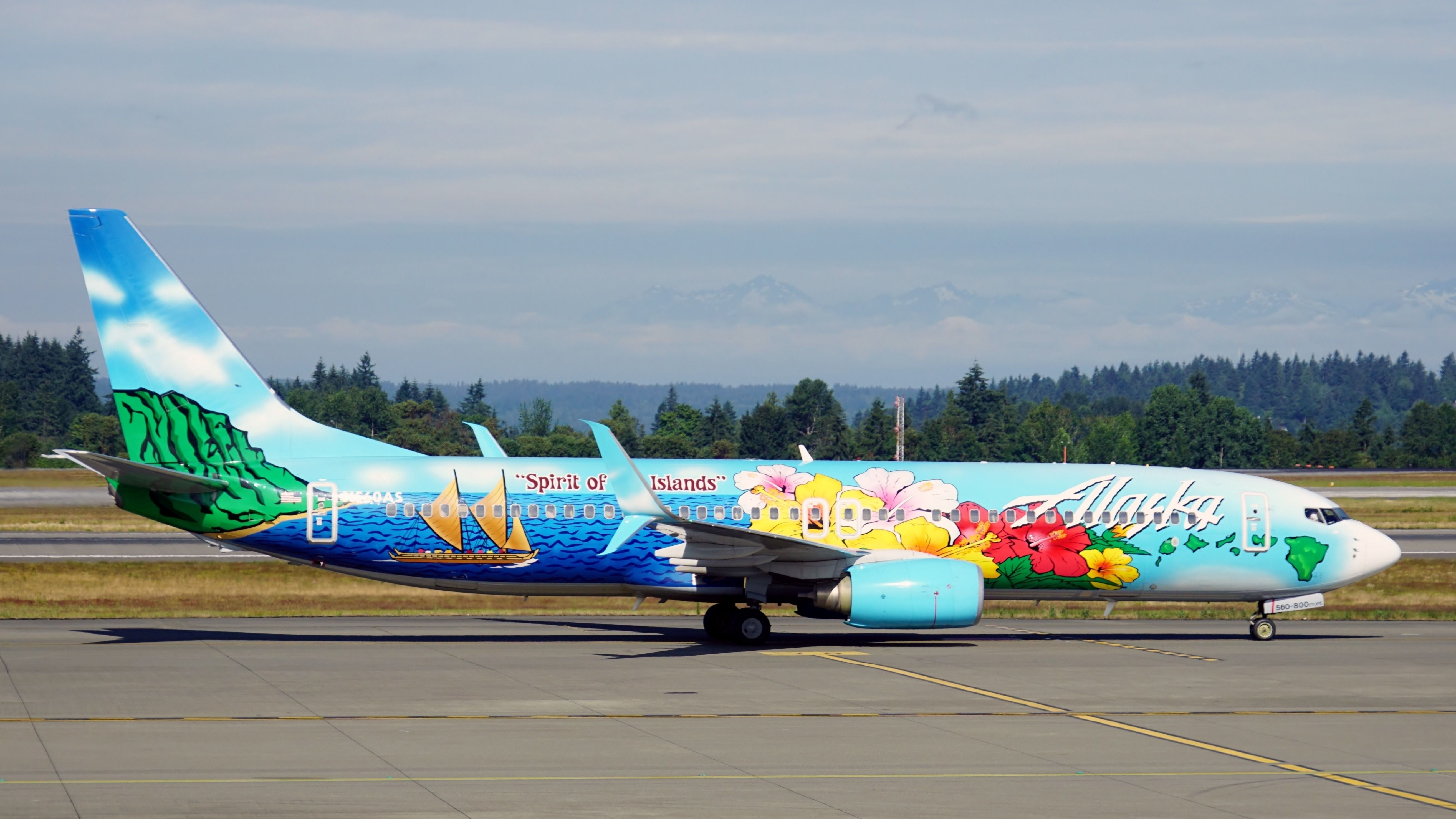 An Alaska Airlines plane in island livery