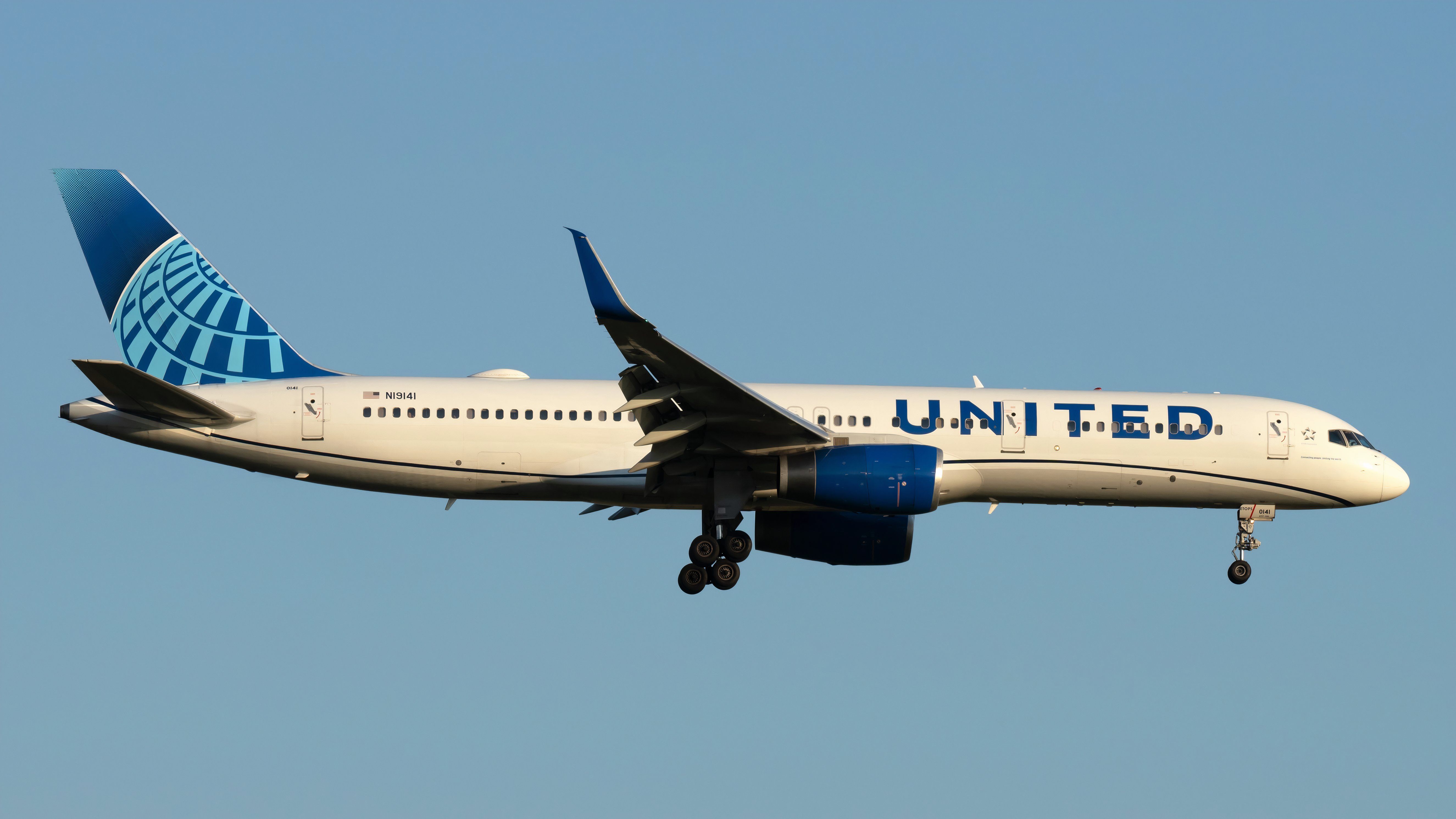 United Airlines Boeing 757 diverted to Honolulu after hydraulic failure