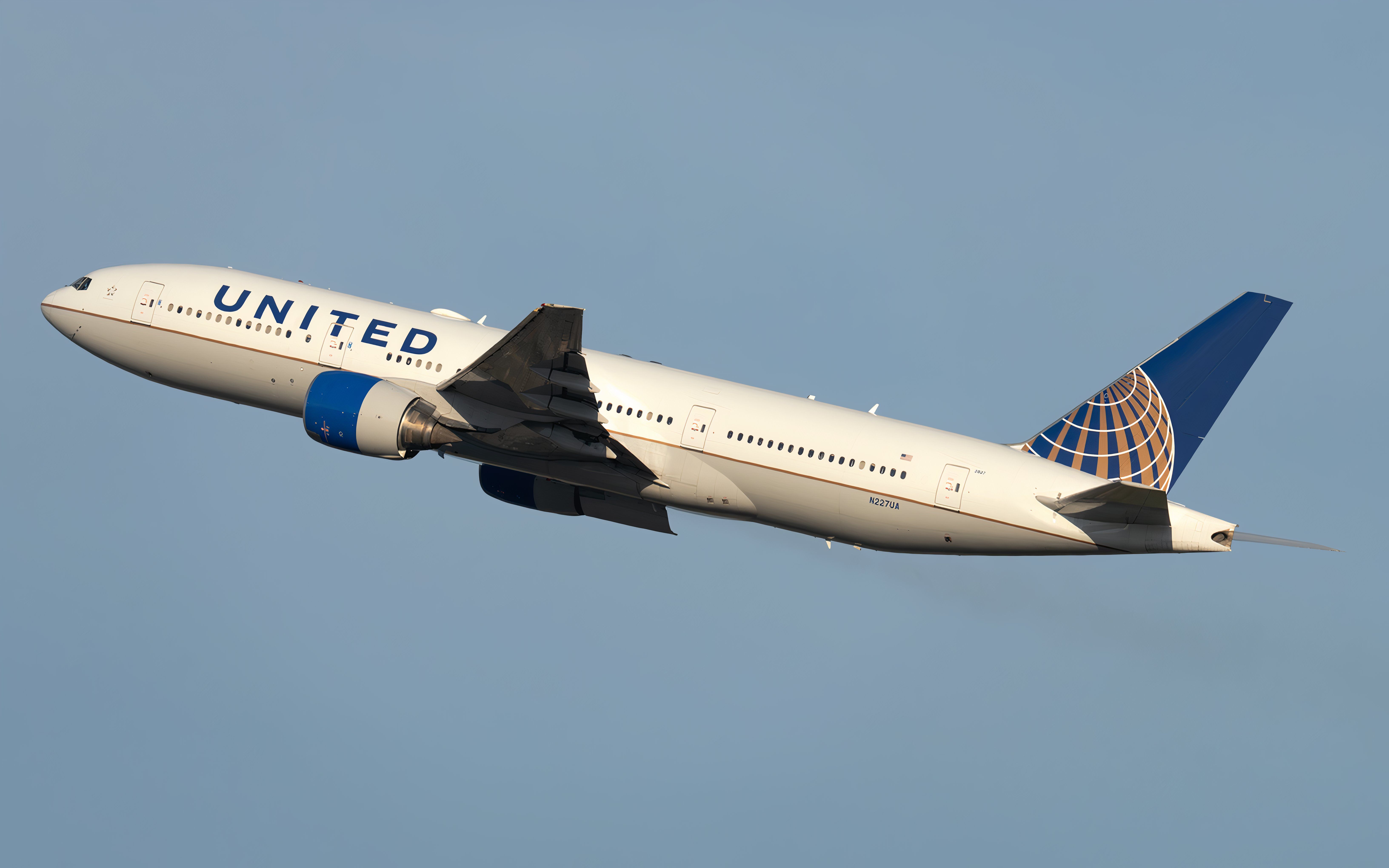 United Airlines Boeing 777-200 flying 