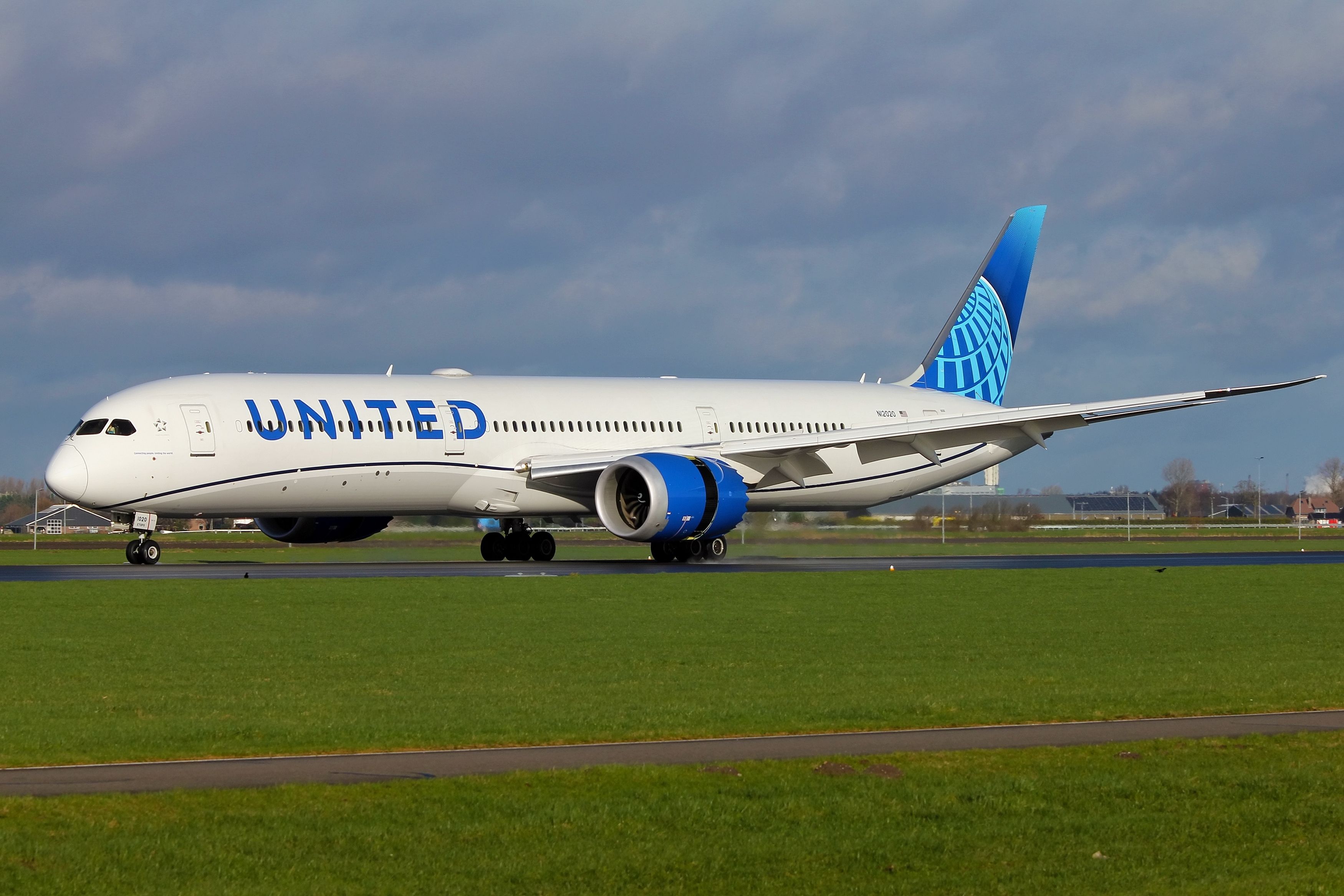 United Airlines Boeing 787-10 at AMS shutterstock_2443501055