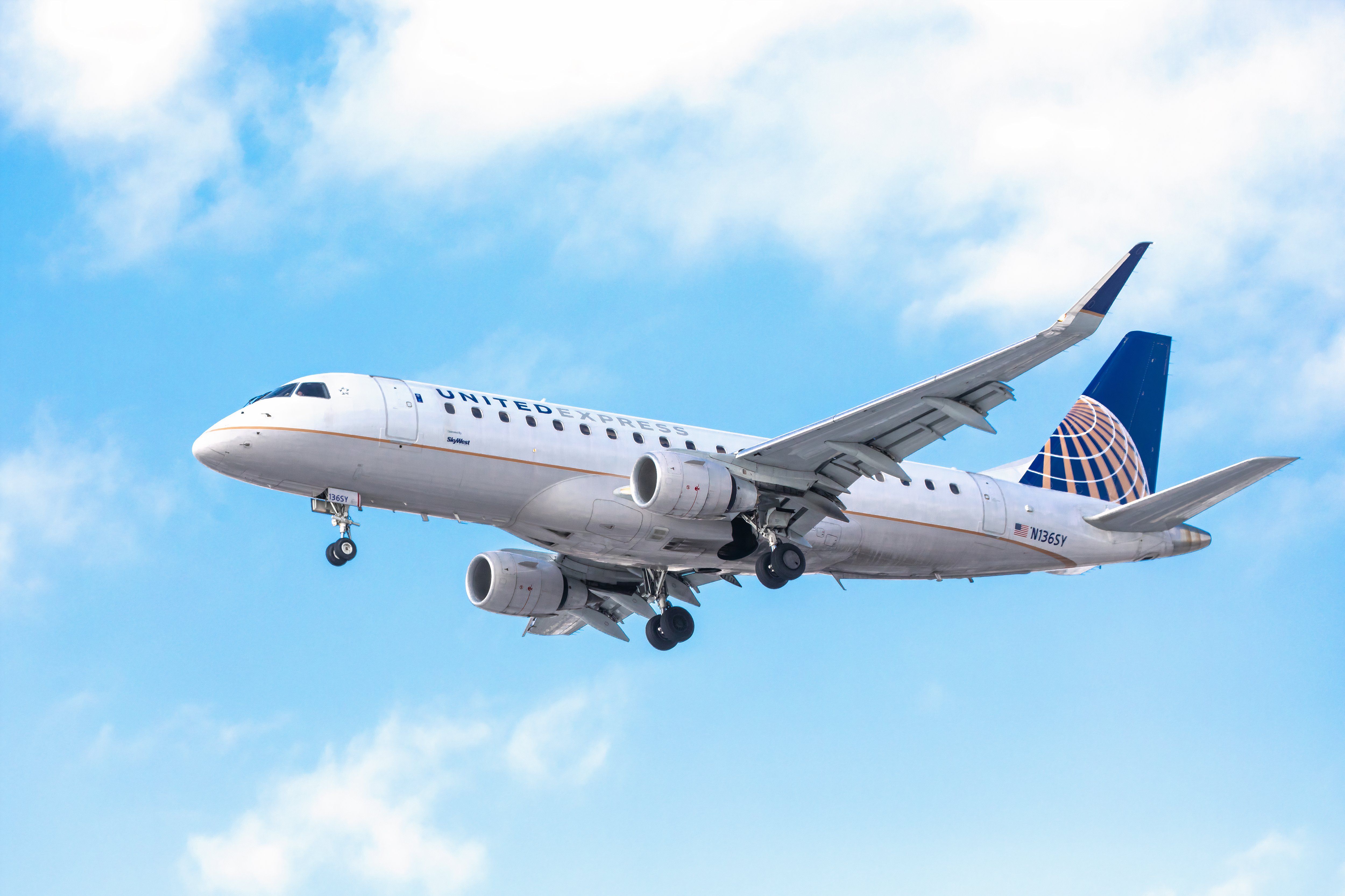 United E175 in flight