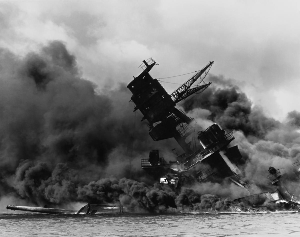 uss-arizona-burning-after-the-japanese-attack-on-pearl-harbor-naid-195617