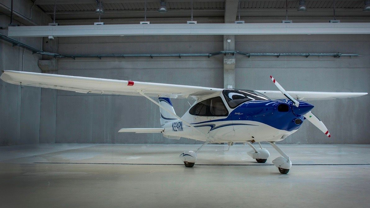  Tecnam P2010 in hangar