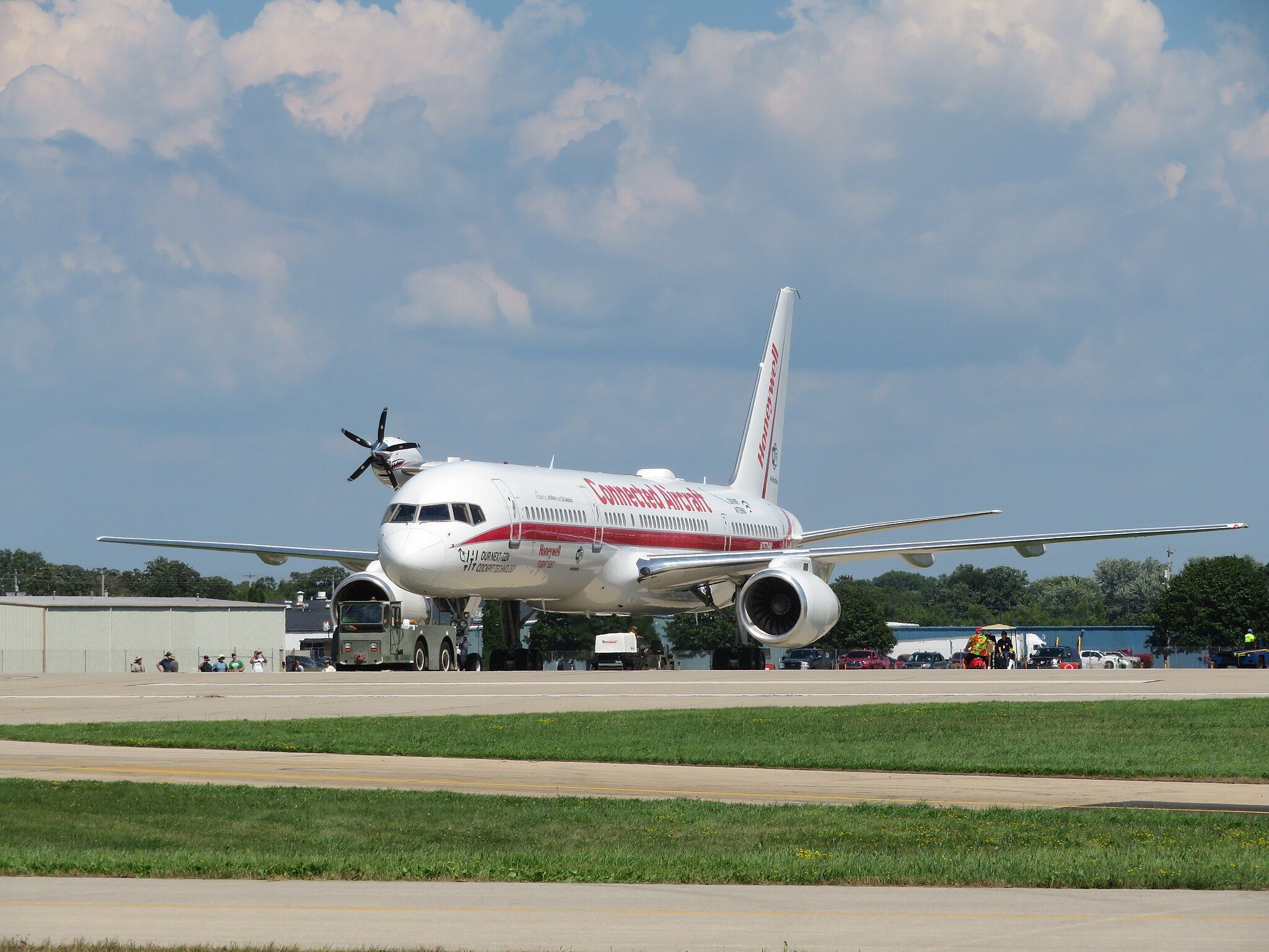 2048px-Honeywell_757_Oshkosh18_1