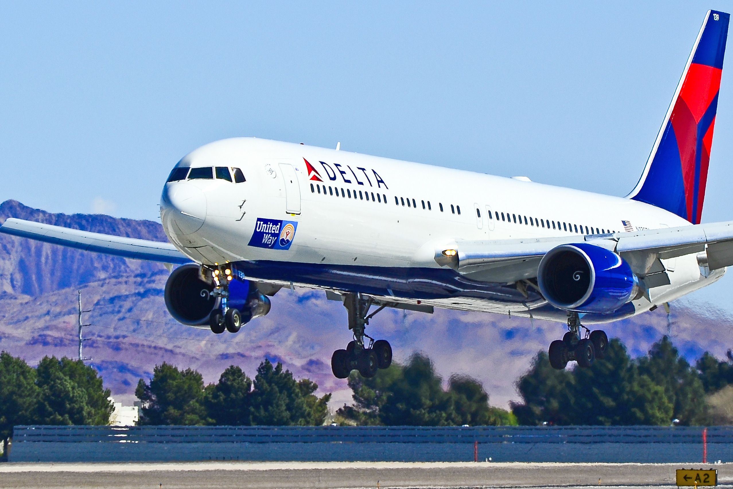 A Delta Air Lines Boeing 767-332 N139DL with the United Way logo