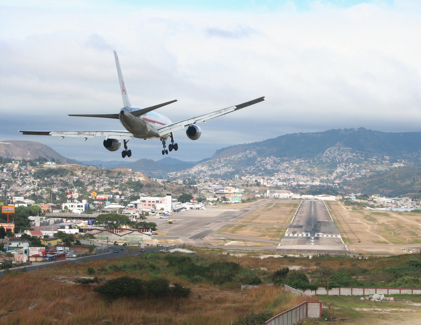 Boeing 757 landing at en:Toncontín International Airport (TGU)