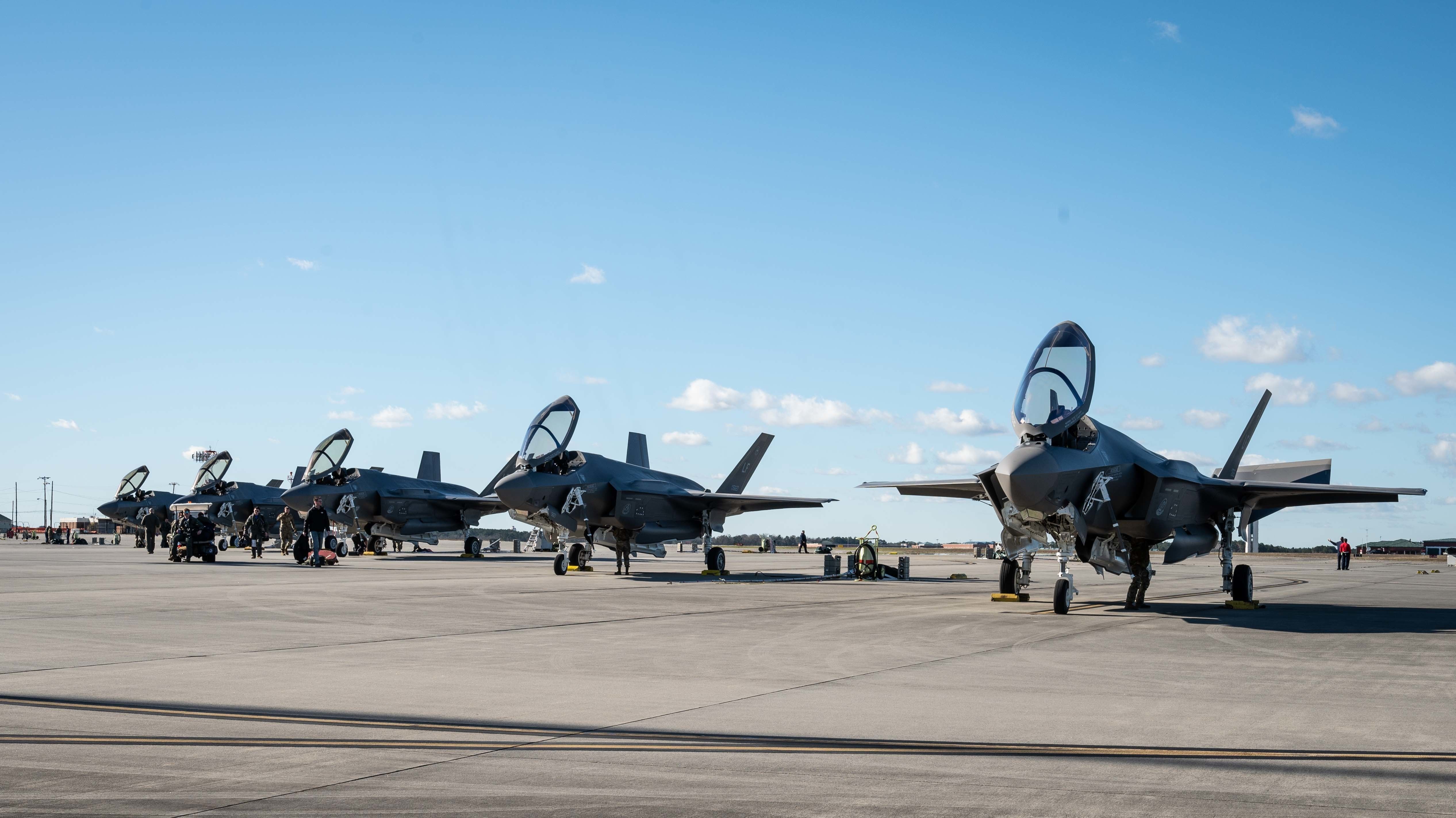 7623335 - Luke AFB F-35 student pilots arrive at ADC [Image 4 of 4]