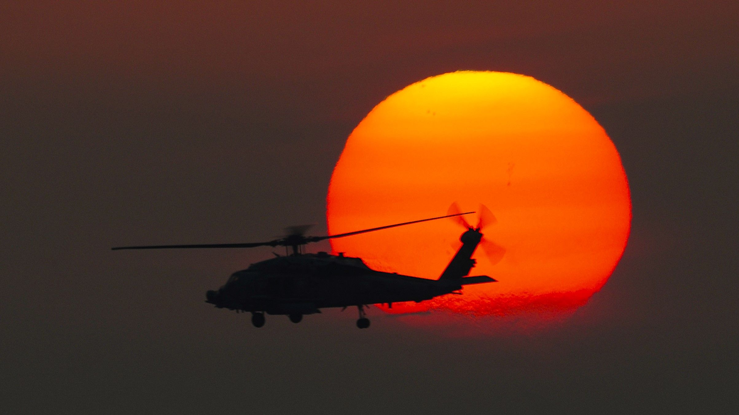 919799 - HH-60H Sea Hawk flies at sunset [Image 8 of 13]