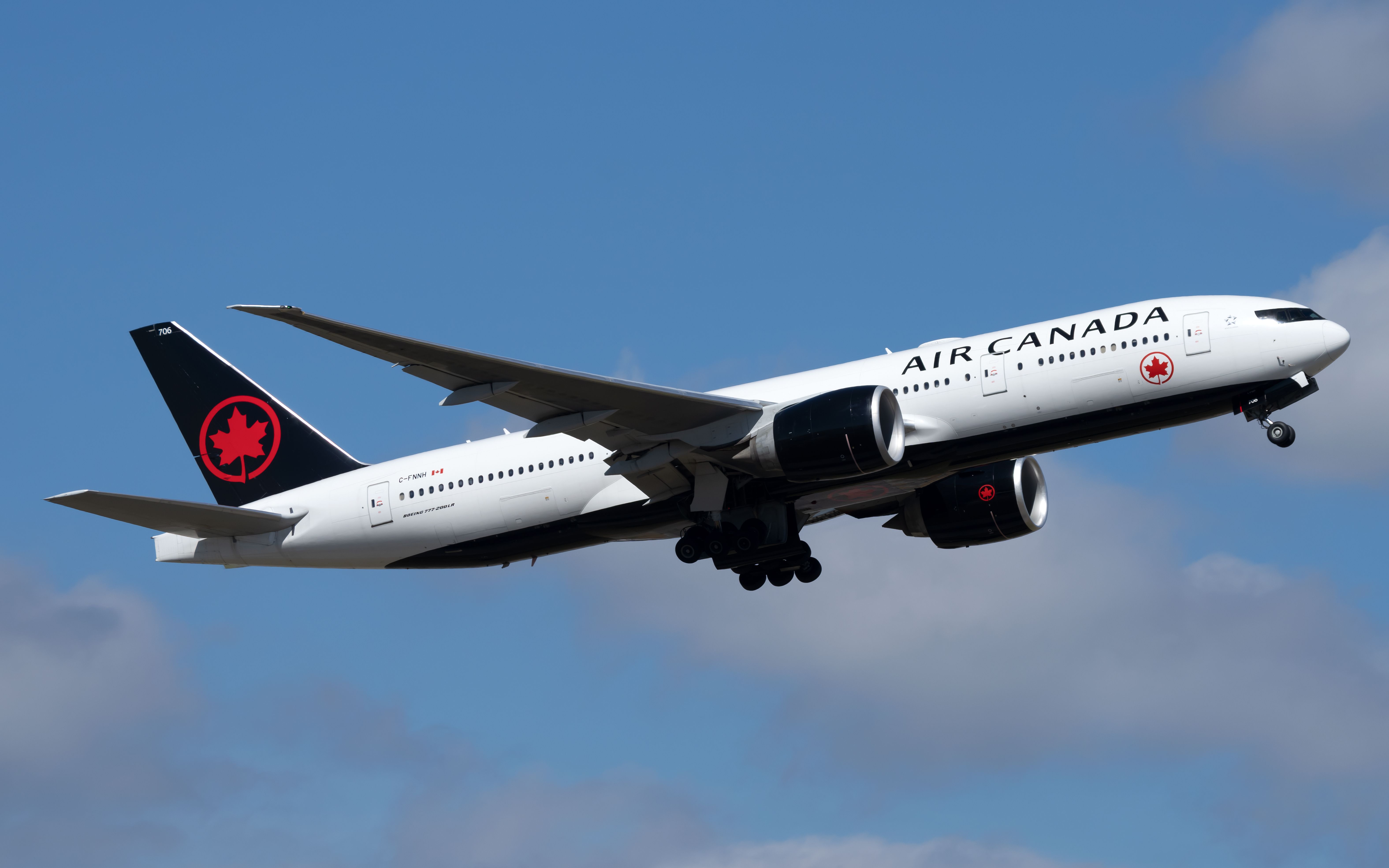 Air Canada Boeing 777-200 flying