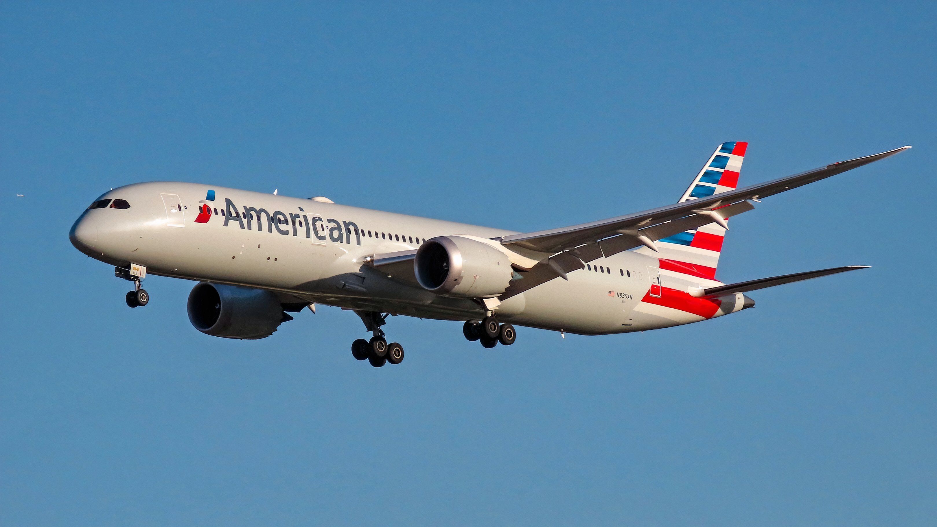 American 787-9 final approach1